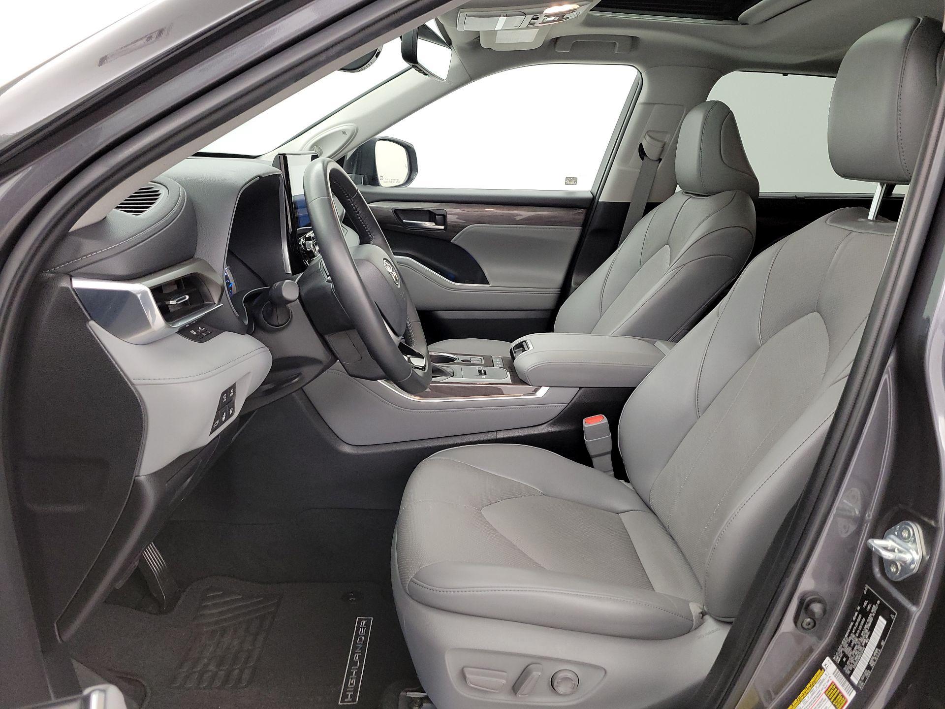 Thumbnail: 2022 Toyota Highlander - 11