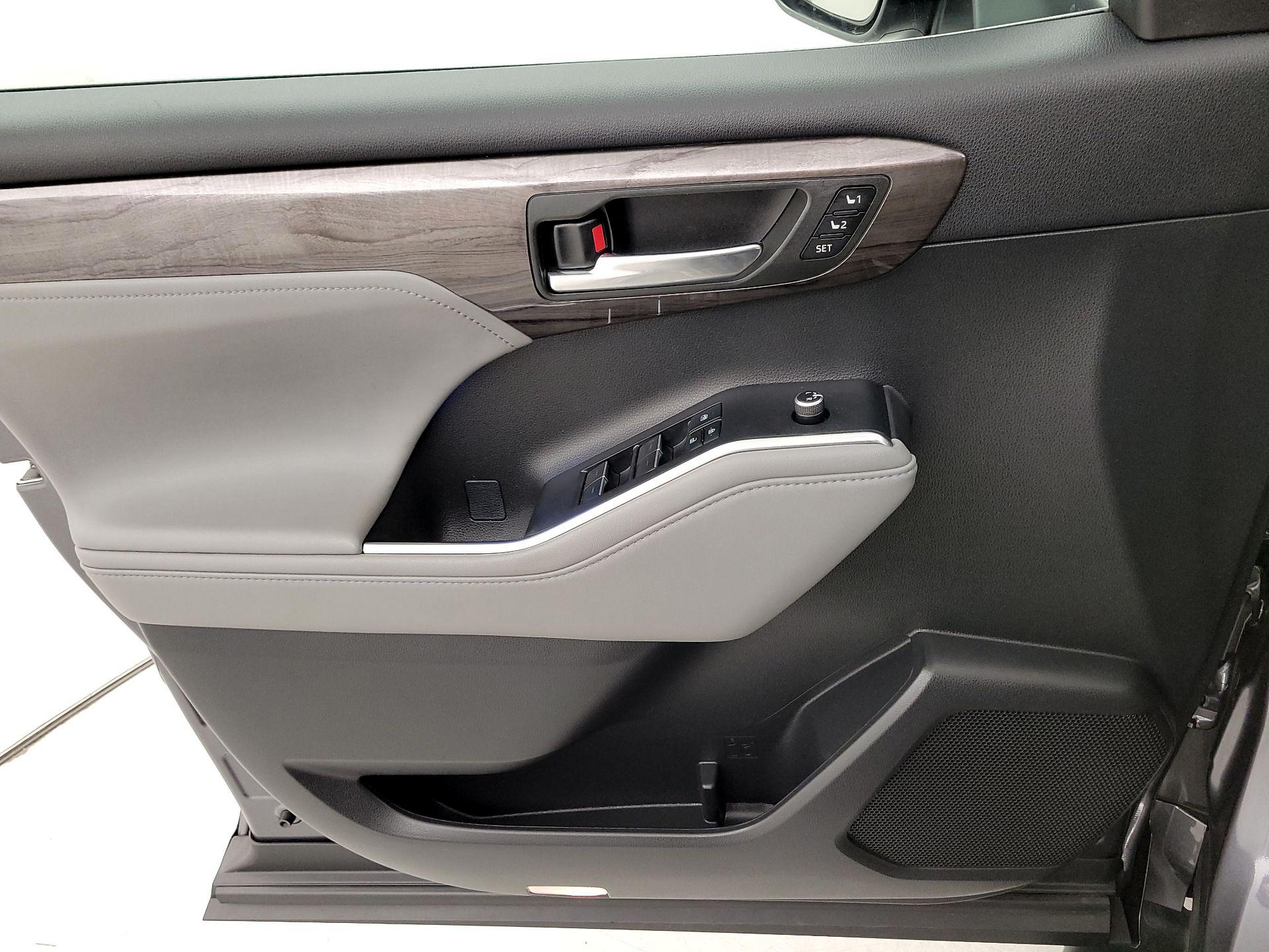 Thumbnail: 2022 Toyota Highlander - 12