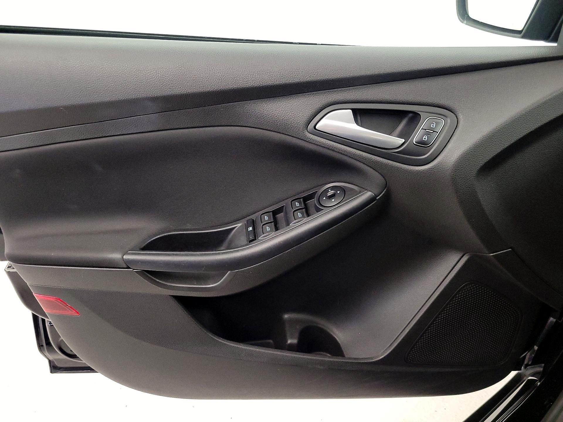Thumbnail: 2016 Ford Focus - 12