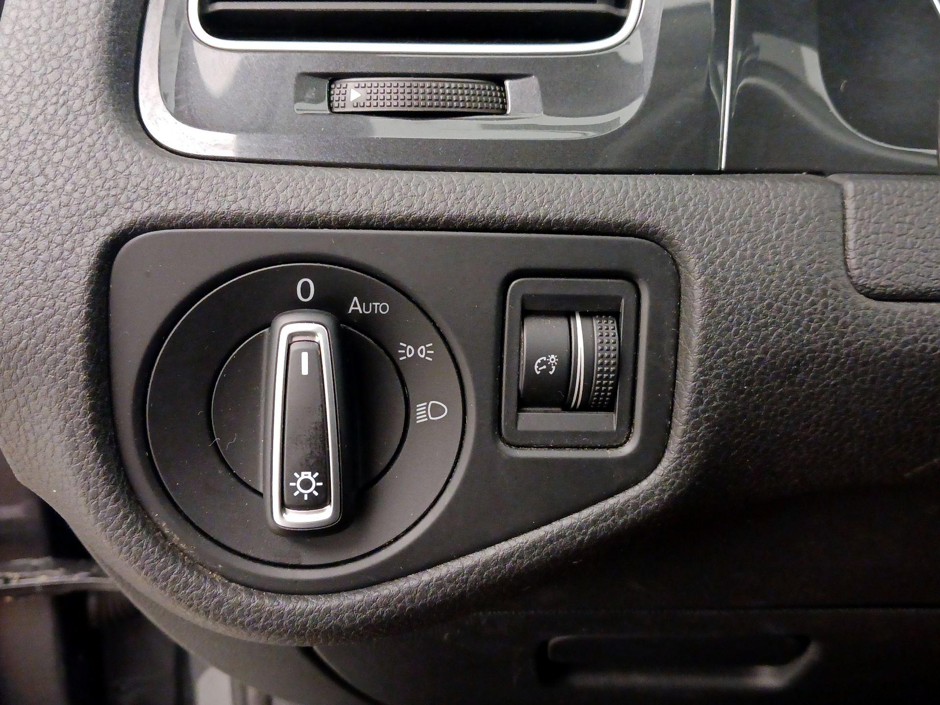 Thumbnail: 2019 Volkswagen e-Golf - 13