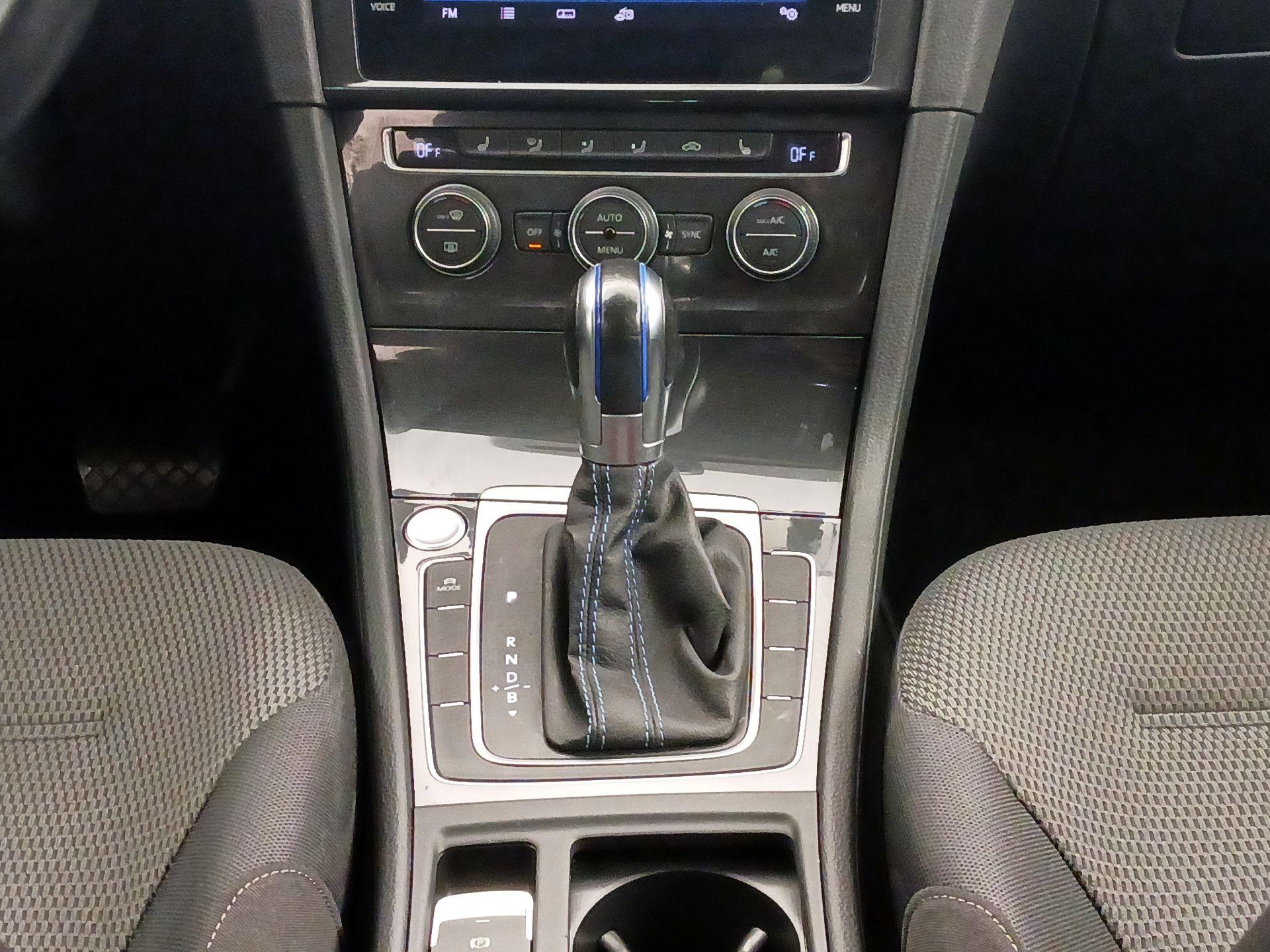 Thumbnail: 2019 Volkswagen e-Golf - 17