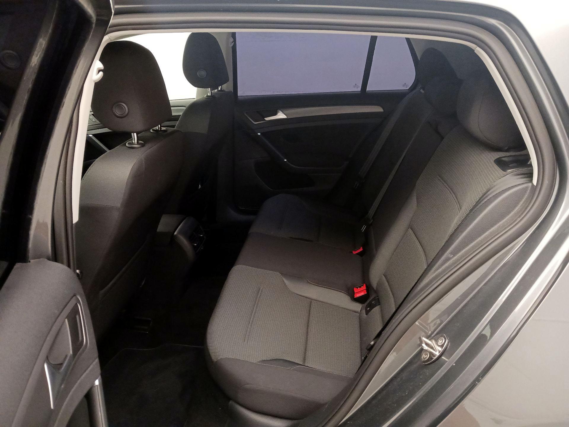 Thumbnail: 2019 Volkswagen e-Golf - 19