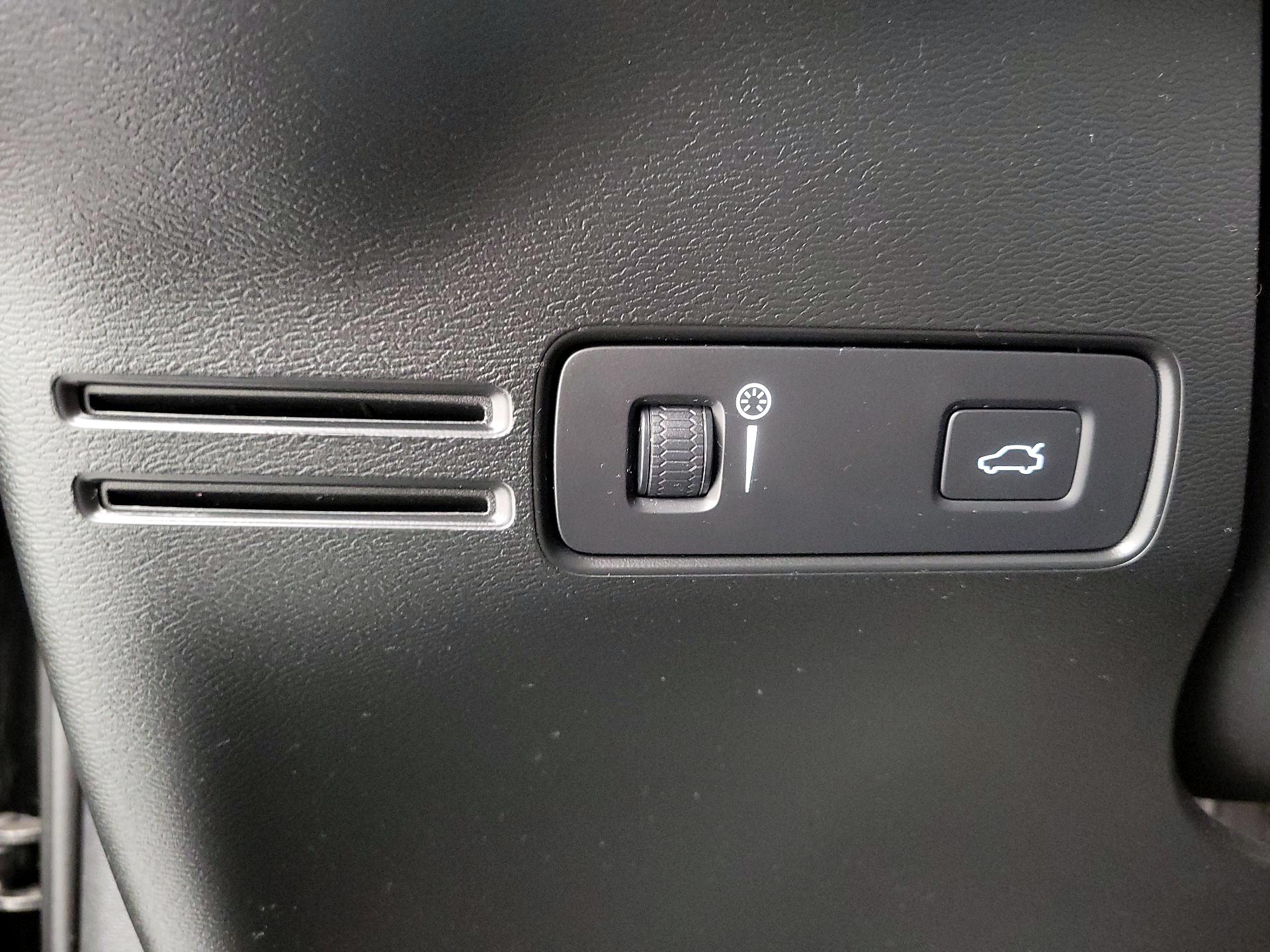 Thumbnail: 2019 Volvo XC40 - 13