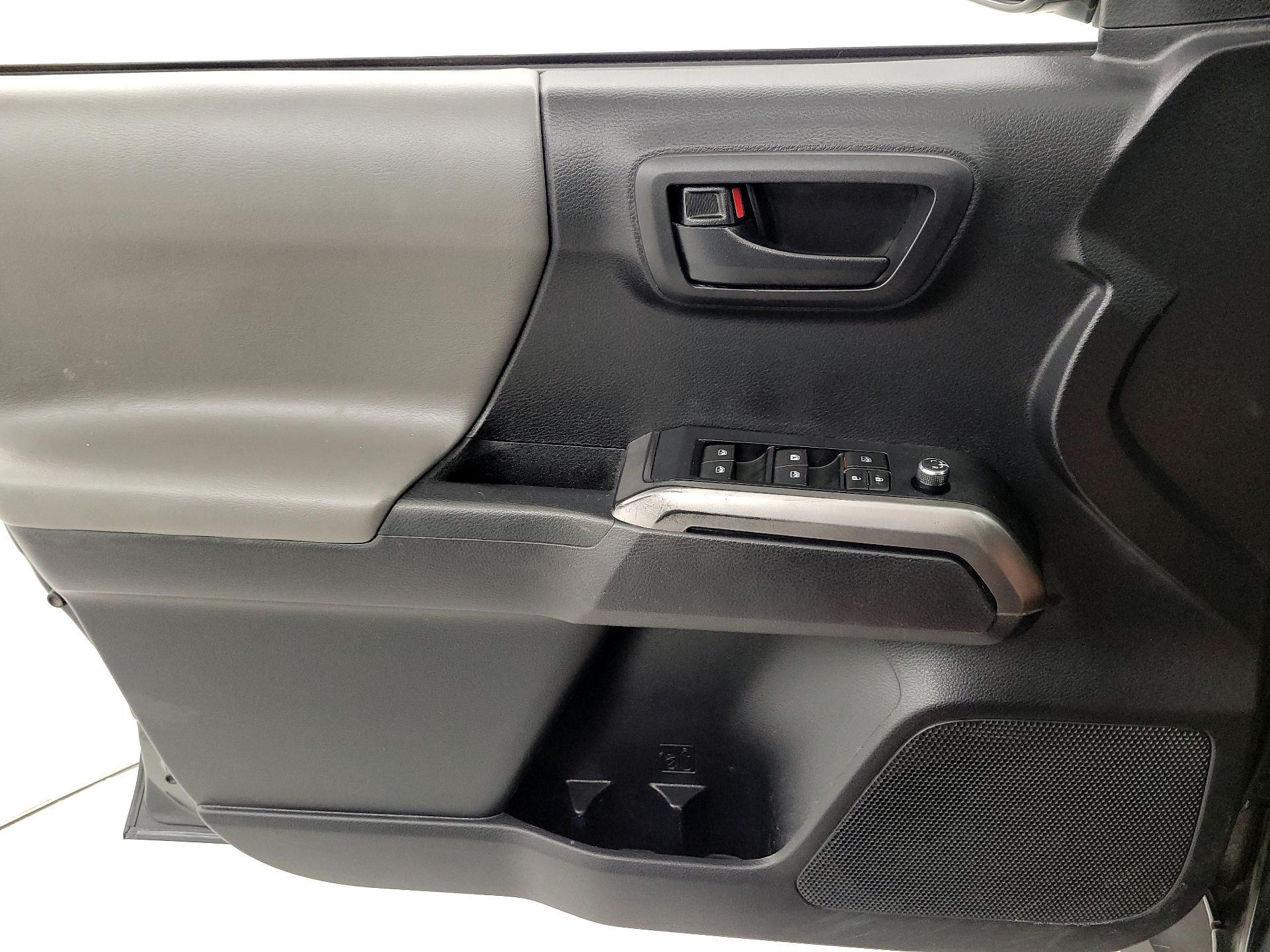 Thumbnail: 2018 Toyota Tacoma - 12
