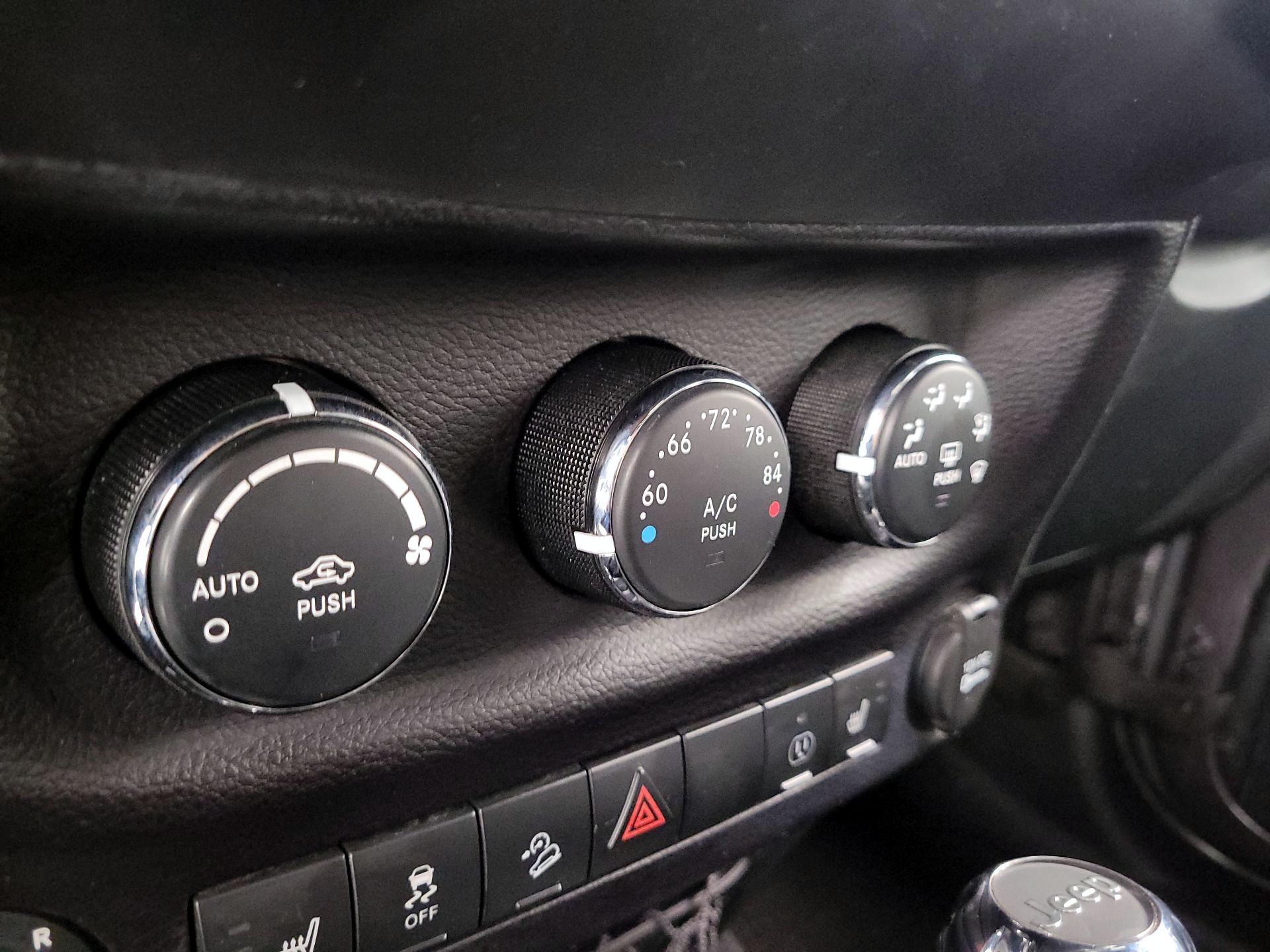 Thumbnail: 2016 Jeep Wrangler - 14