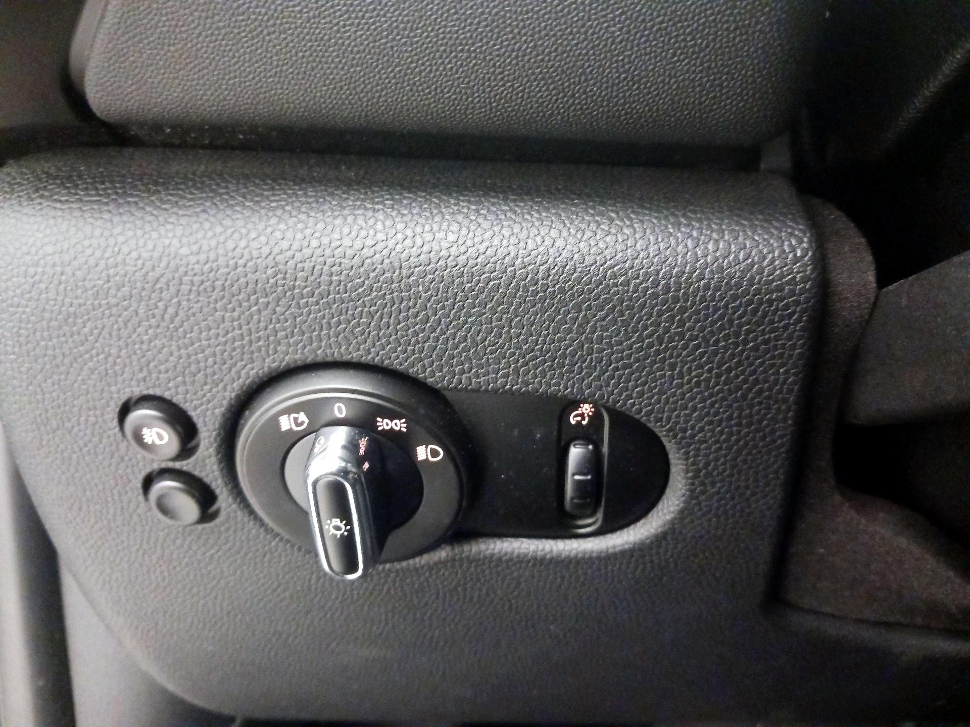 Thumbnail: 2015 MINI Cooper Hardtop - 13