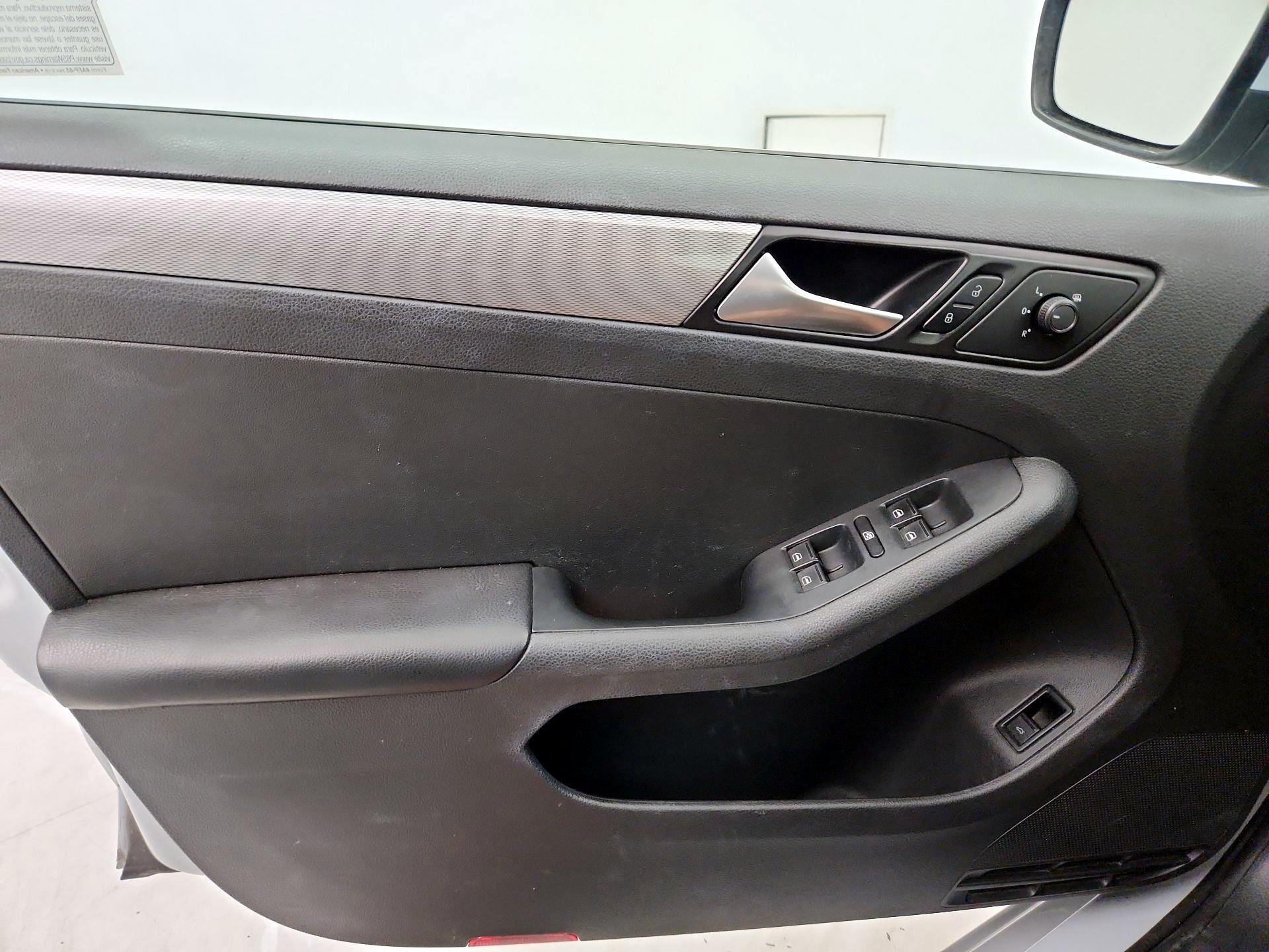 Thumbnail: 2017 Volkswagen Jetta - 12