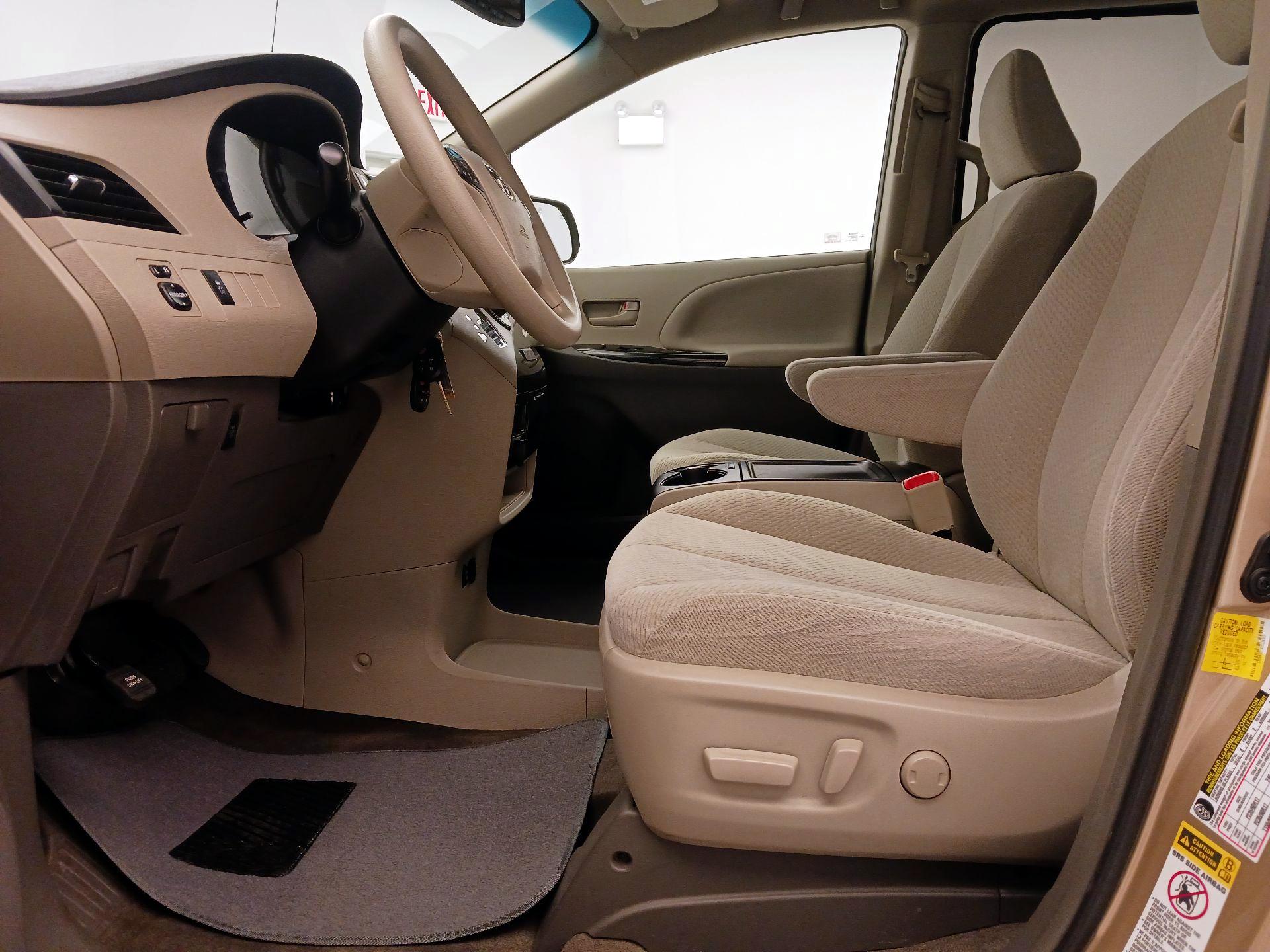Thumbnail: 2013 Toyota Sienna - 11
