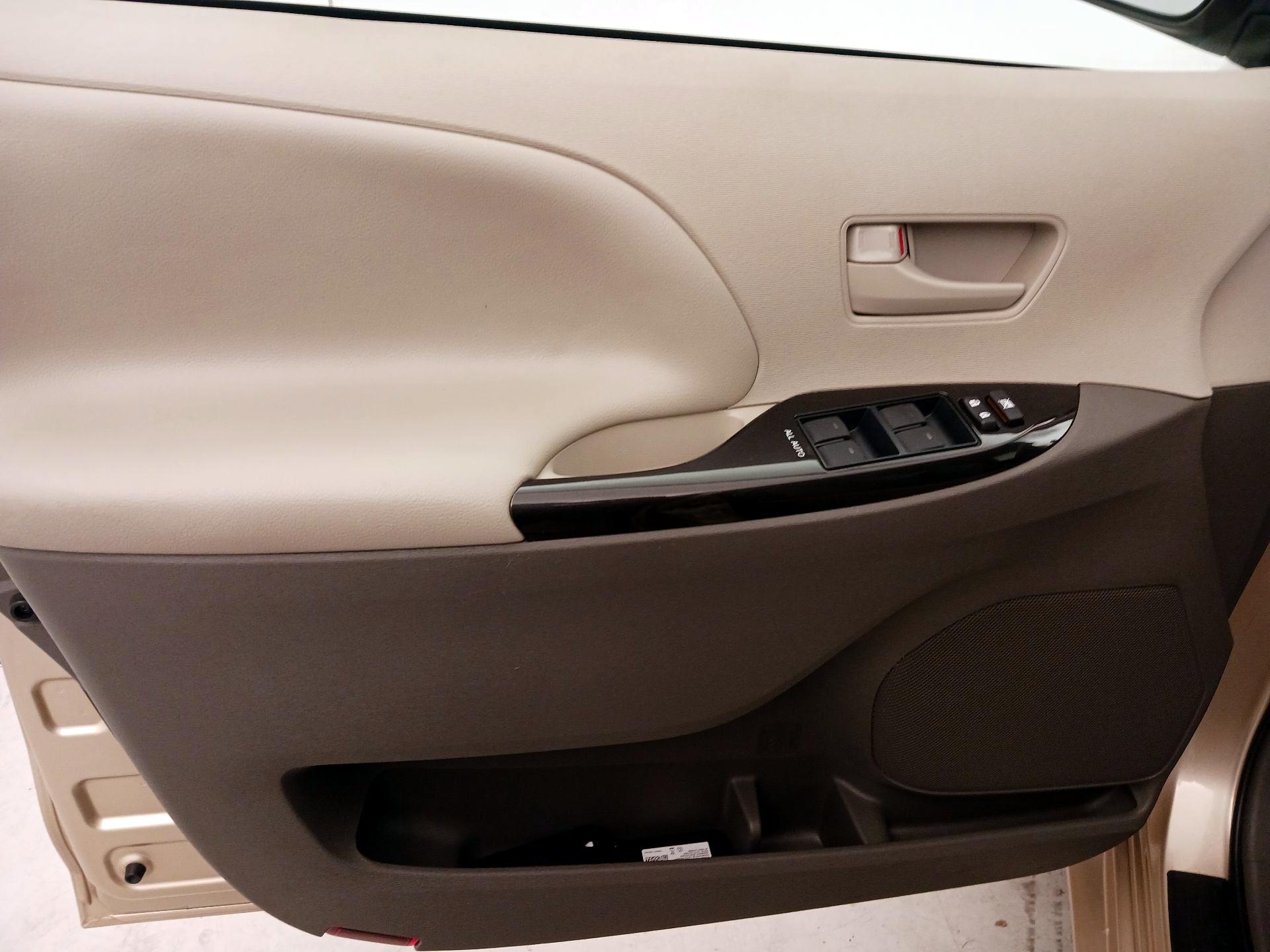 Thumbnail: 2013 Toyota Sienna - 12
