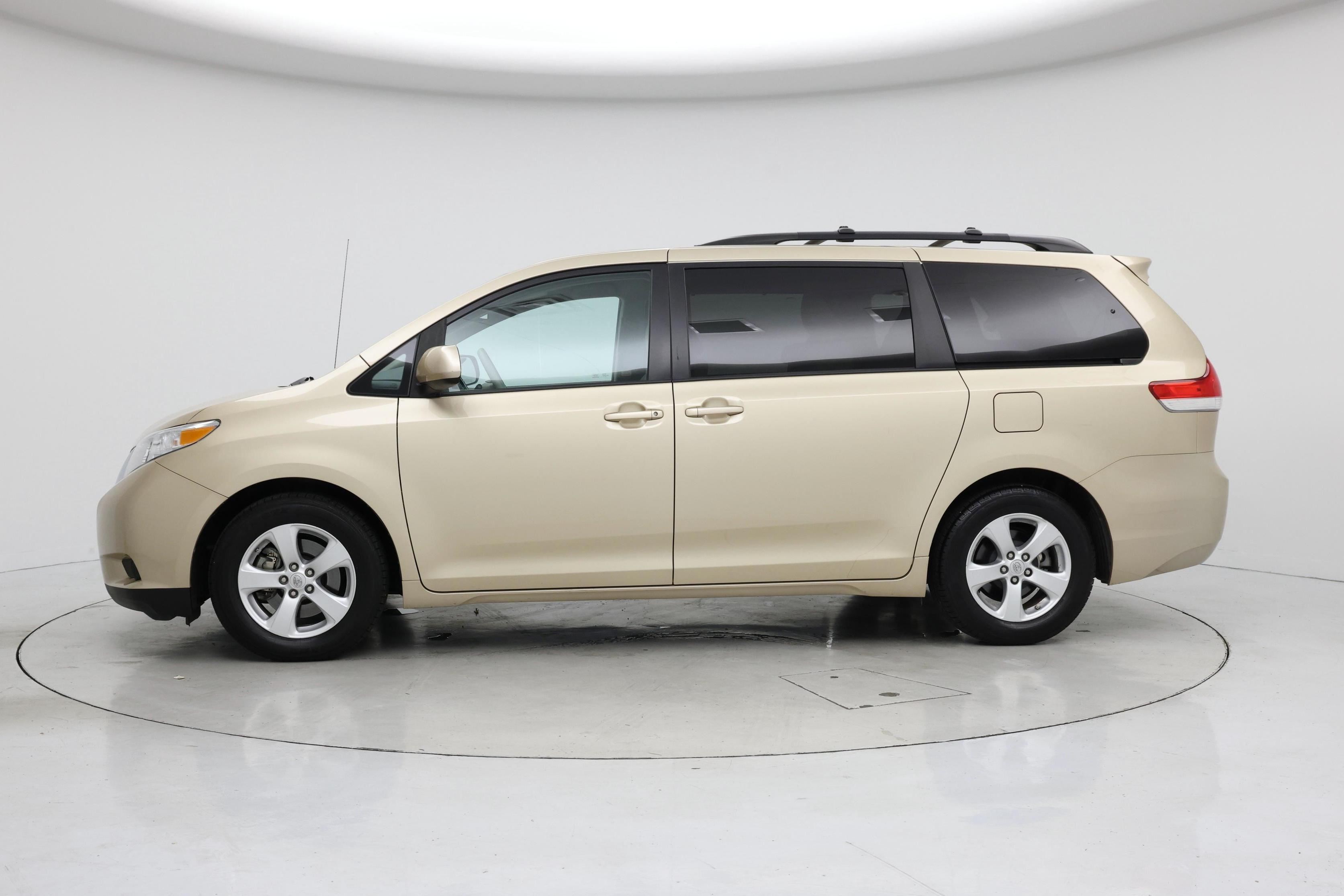 Thumbnail: 2013 Toyota Sienna - 3