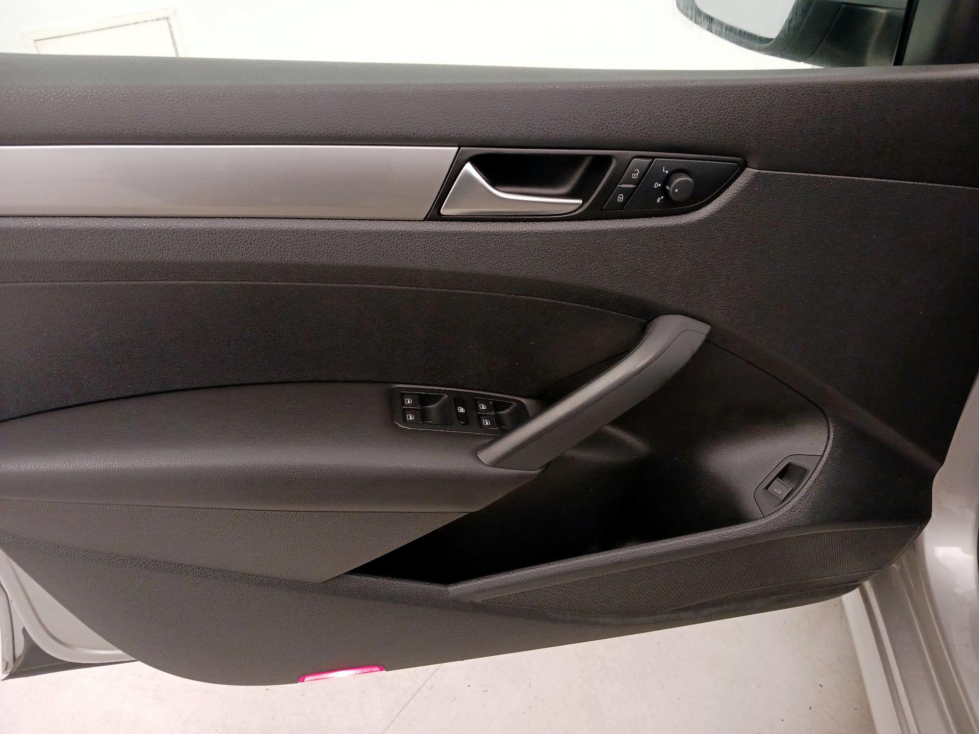 Thumbnail: 2014 Volkswagen Passat - 12