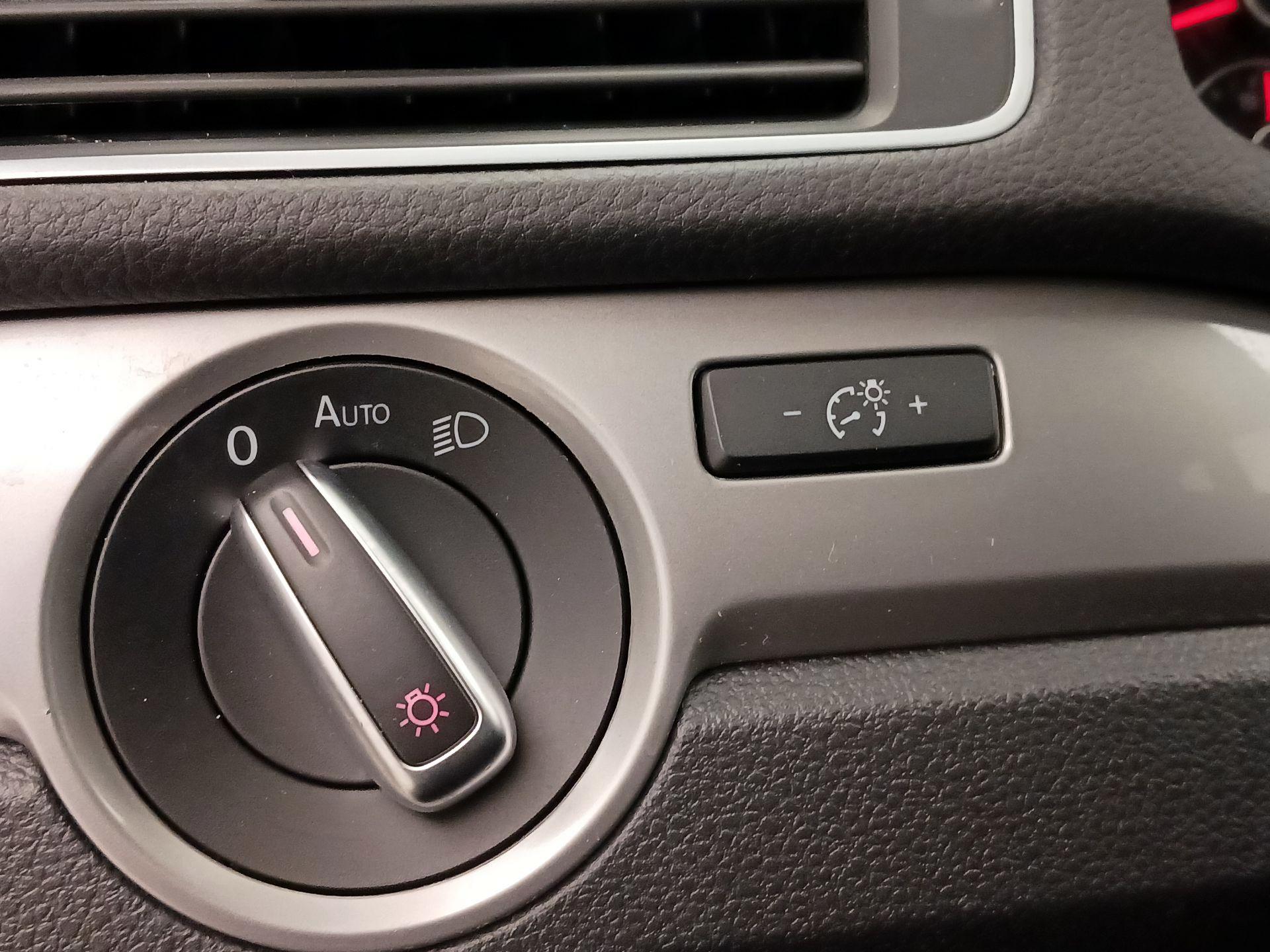Thumbnail: 2014 Volkswagen Passat - 13