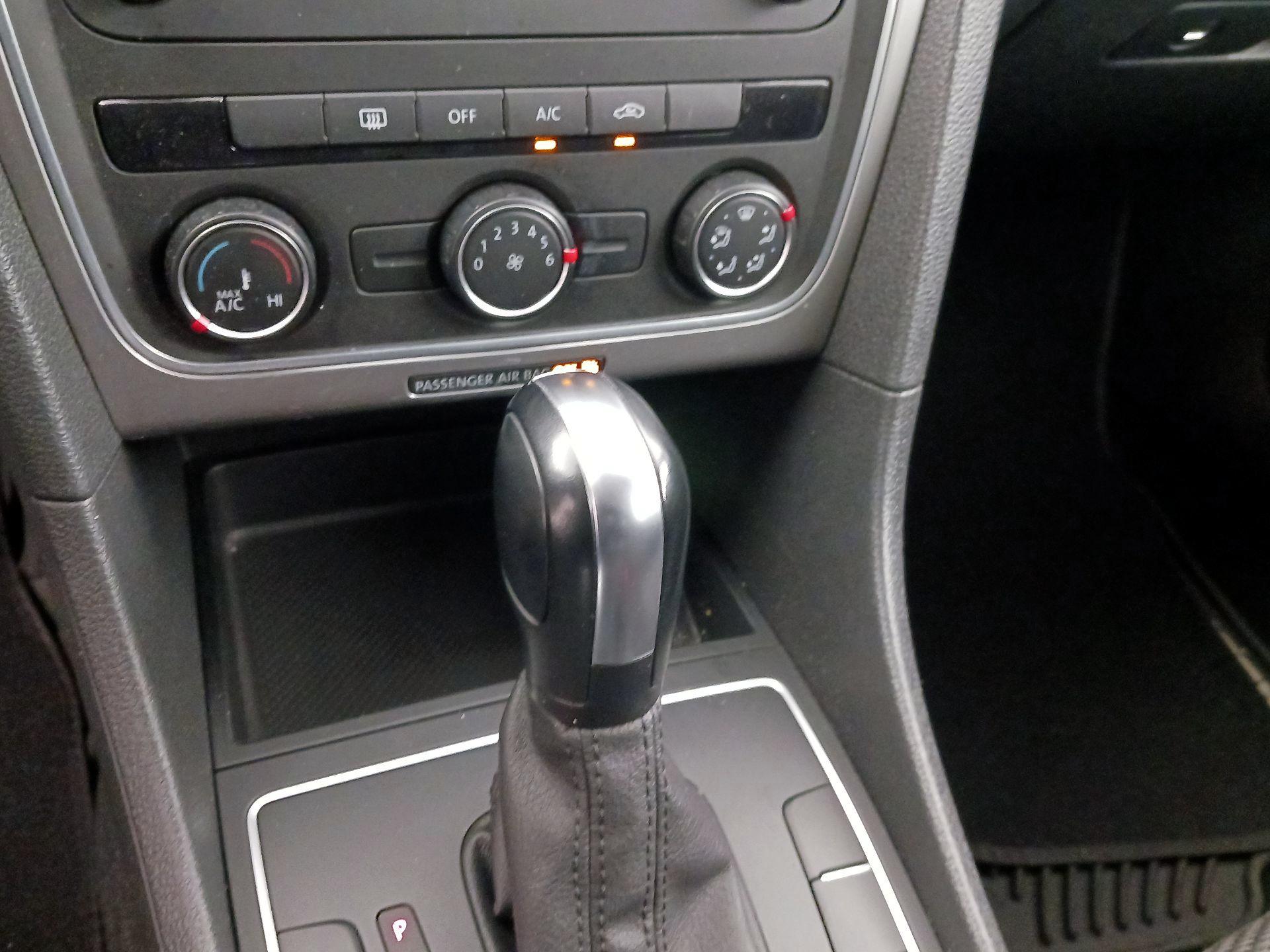 Thumbnail: 2014 Volkswagen Passat - 15