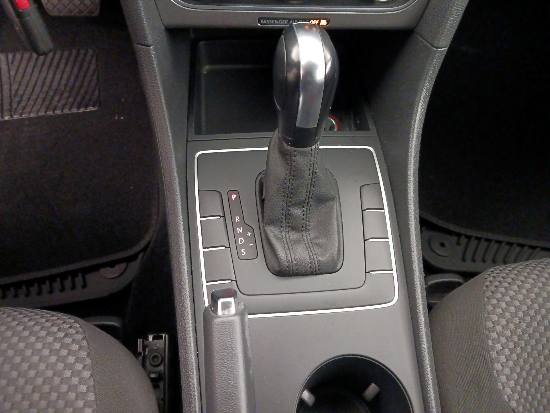 Thumbnail: 2014 Volkswagen Passat - 16