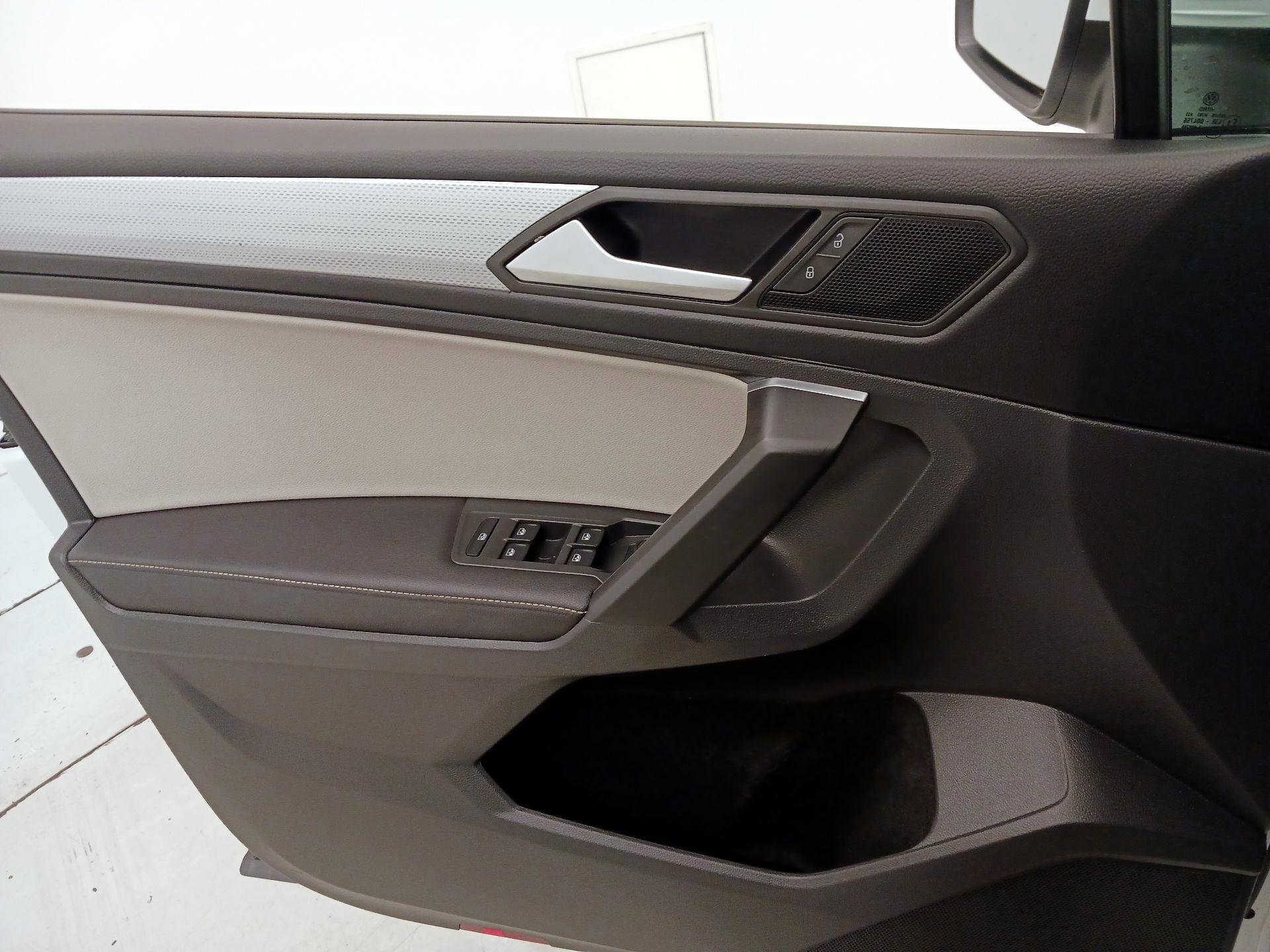 Thumbnail: 2022 Volkswagen Tiguan - 12