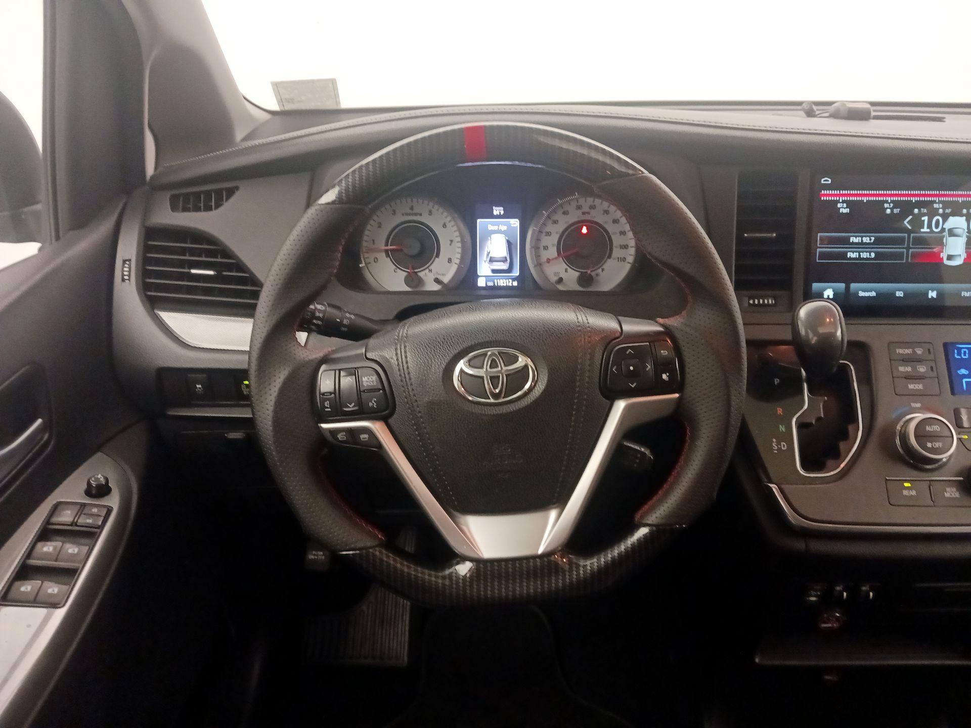 Thumbnail: 2015 Toyota Sienna - 10