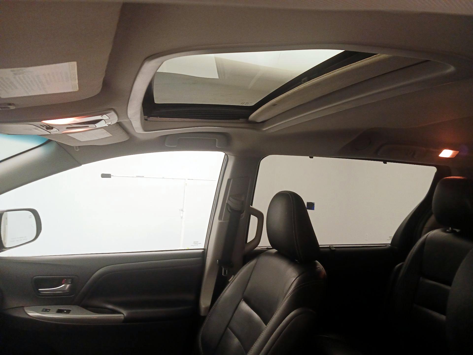 Thumbnail: 2015 Toyota Sienna - 18