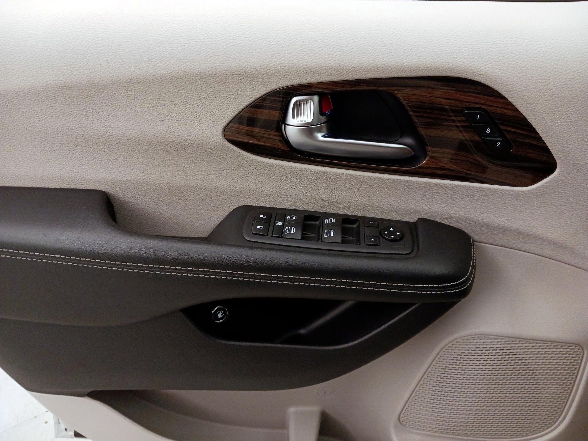 Thumbnail: 2021 Chrysler Pacifica - 12