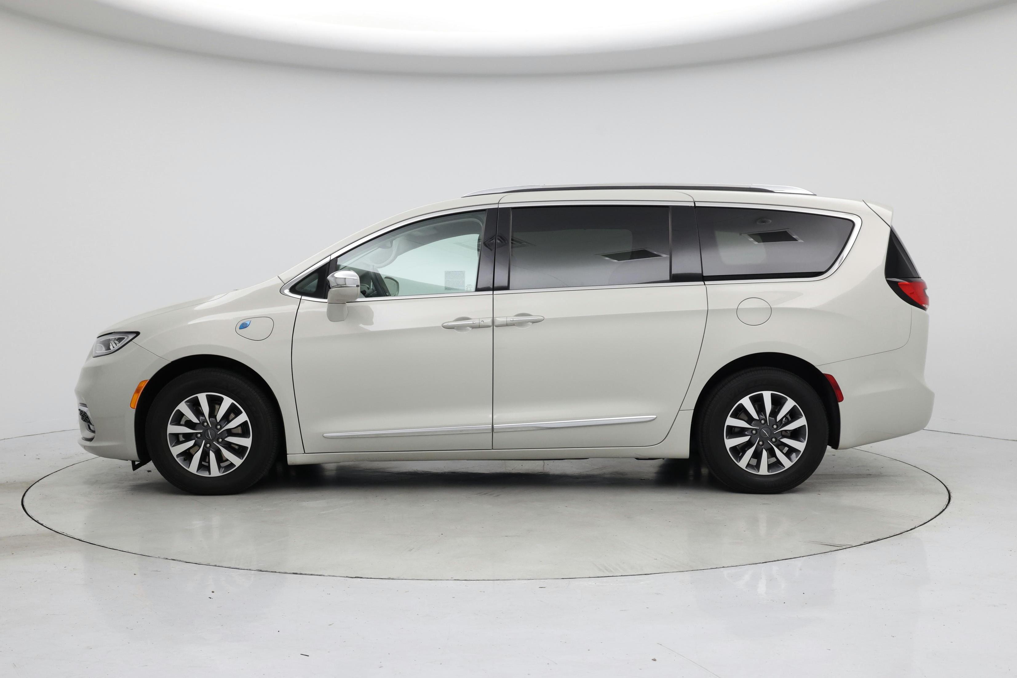 Thumbnail: 2021 Chrysler Pacifica - 3