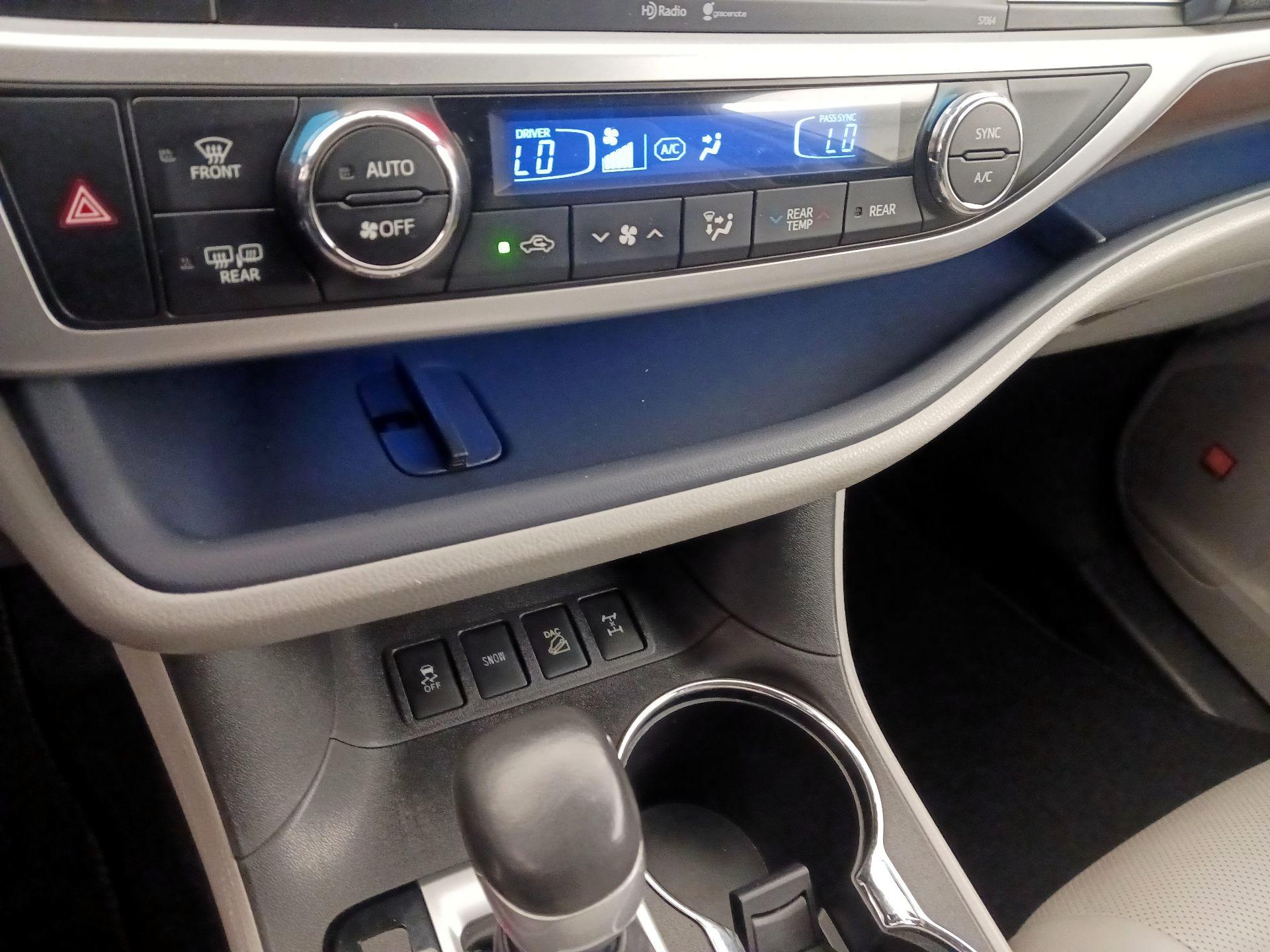 Thumbnail: 2014 Toyota Highlander - 17