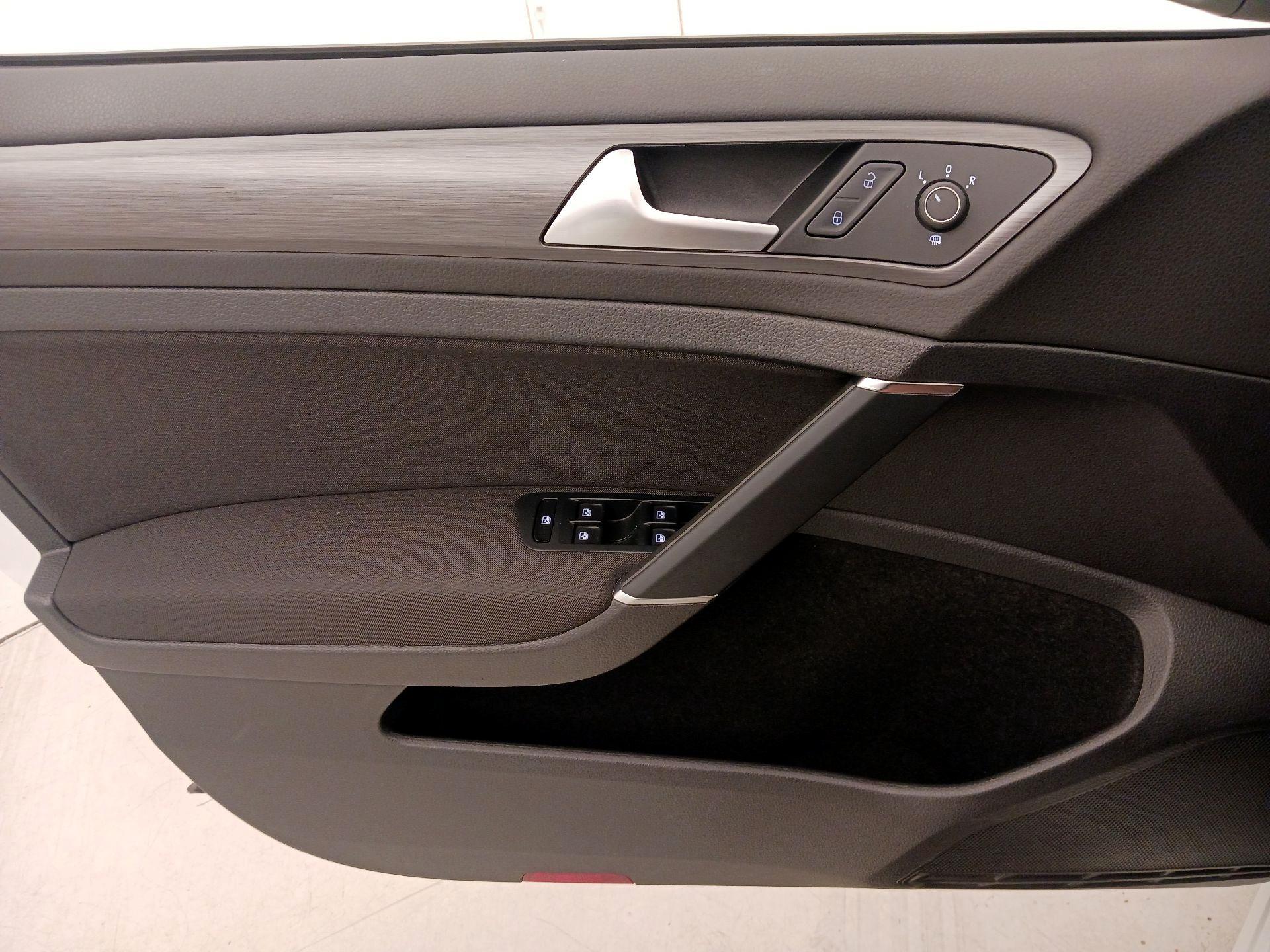 Thumbnail: 2019 Volkswagen e-Golf - 12