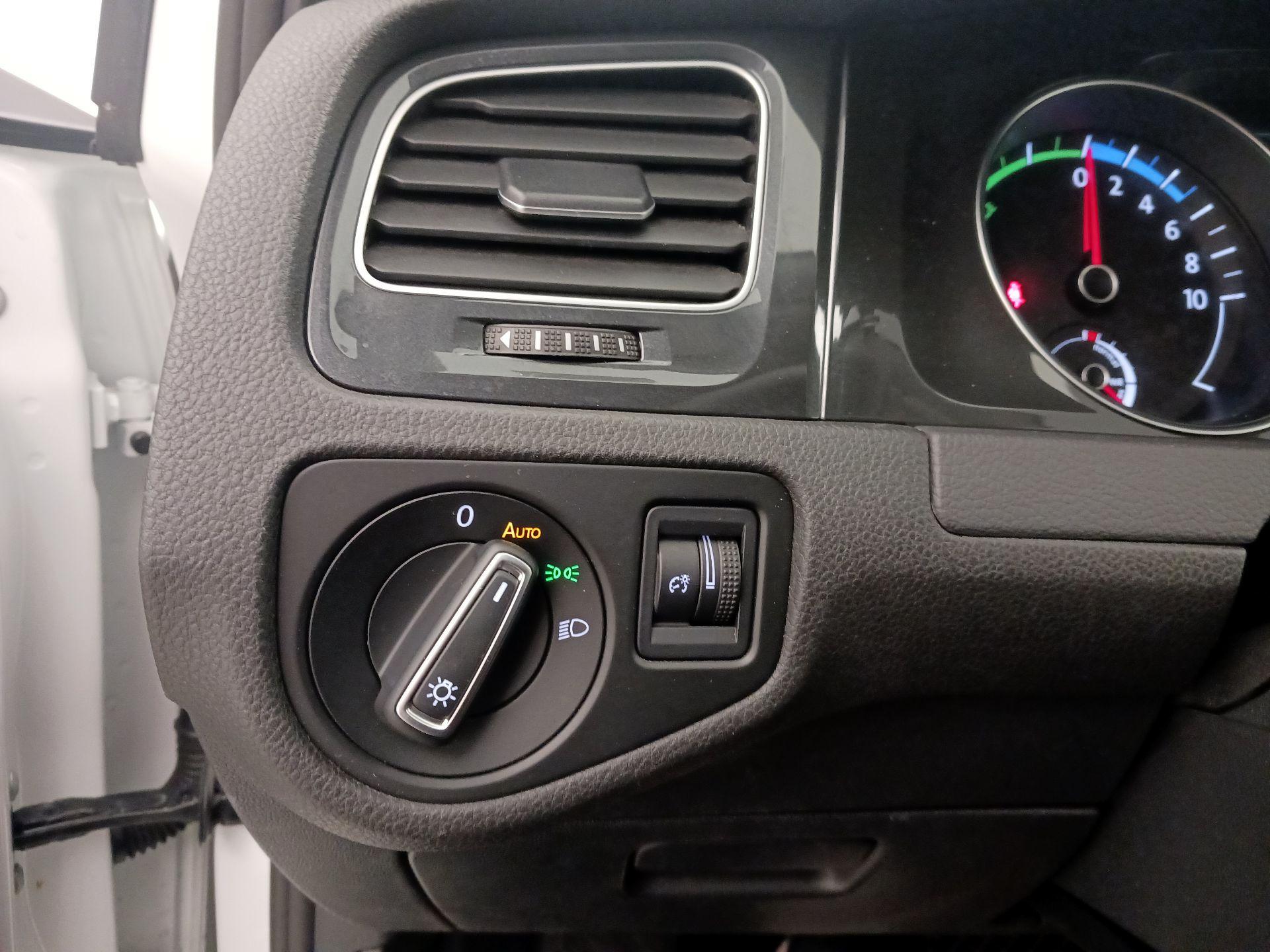 Thumbnail: 2019 Volkswagen e-Golf - 13