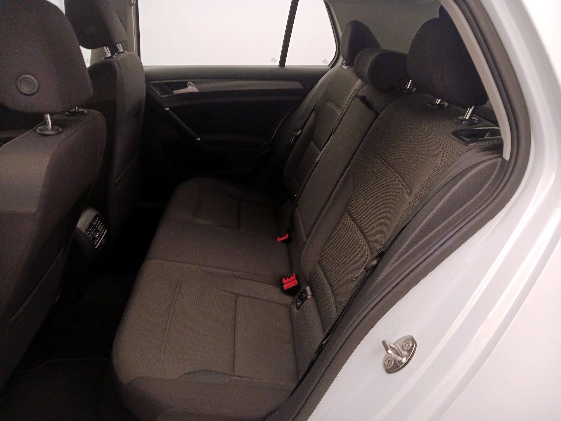 Thumbnail: 2019 Volkswagen e-Golf - 19