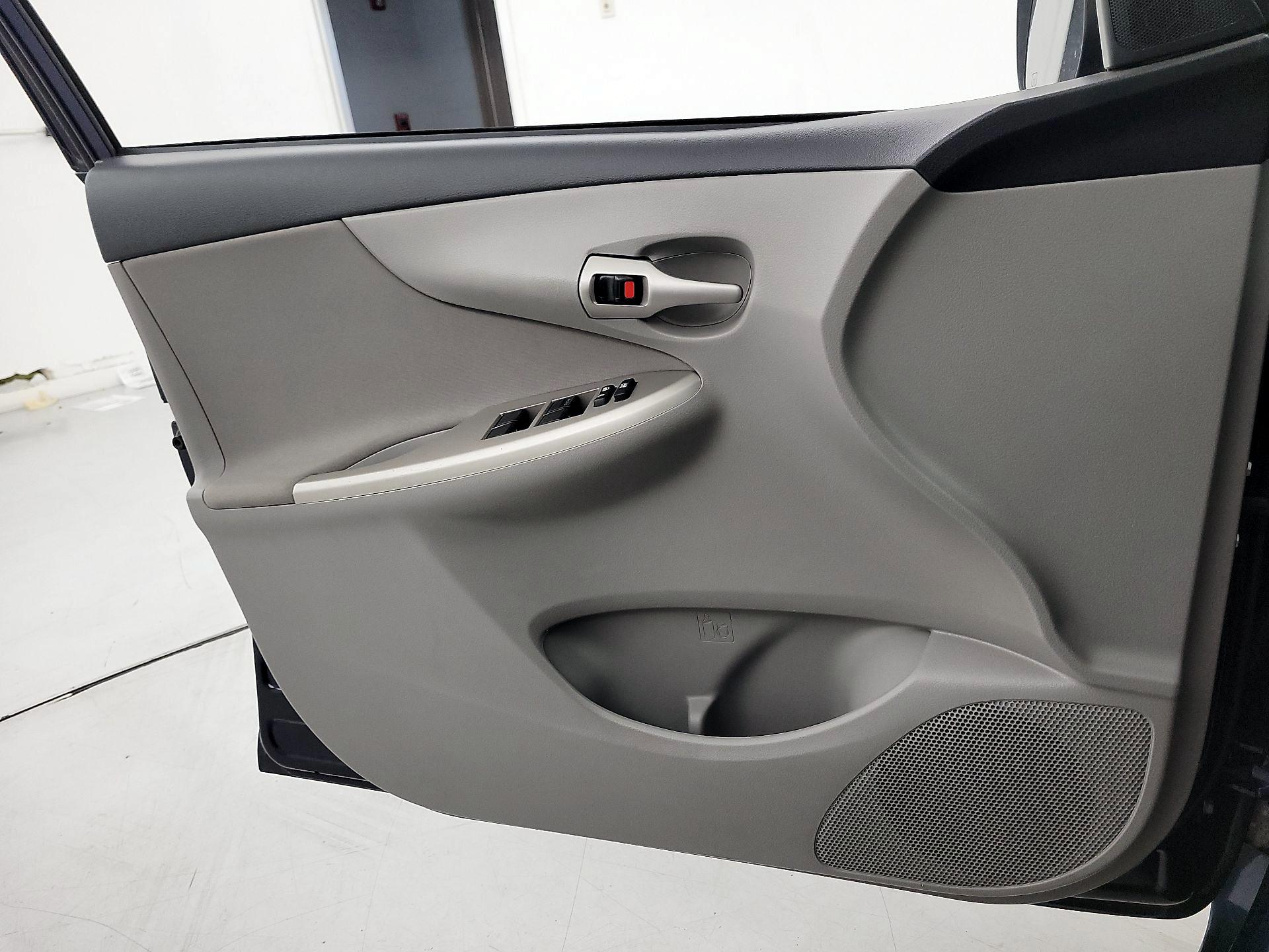 Thumbnail: 2013 Toyota Corolla - 12