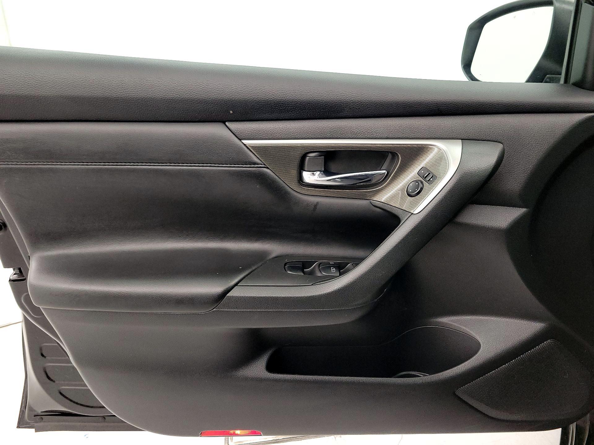 Thumbnail: 2015 Nissan Altima - 12