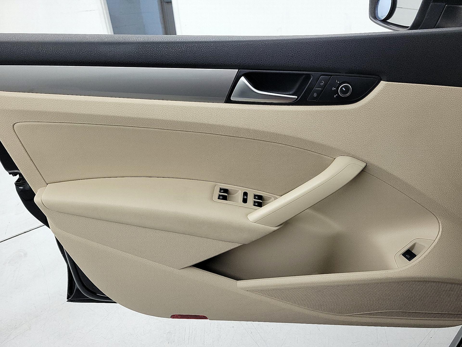 Thumbnail: 2015 Volkswagen Passat - 12