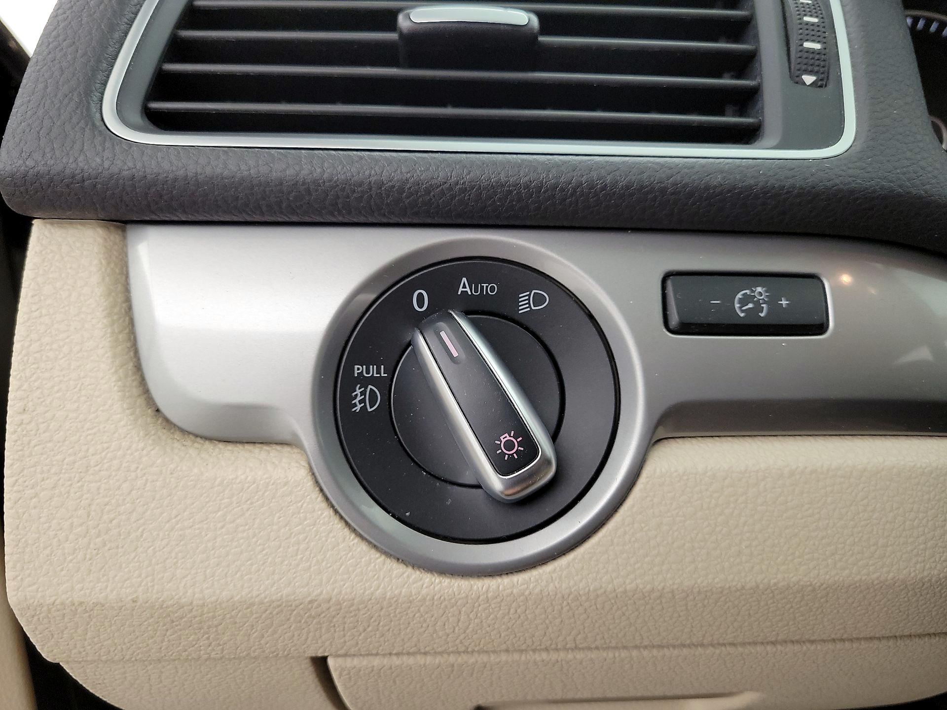 Thumbnail: 2015 Volkswagen Passat - 13