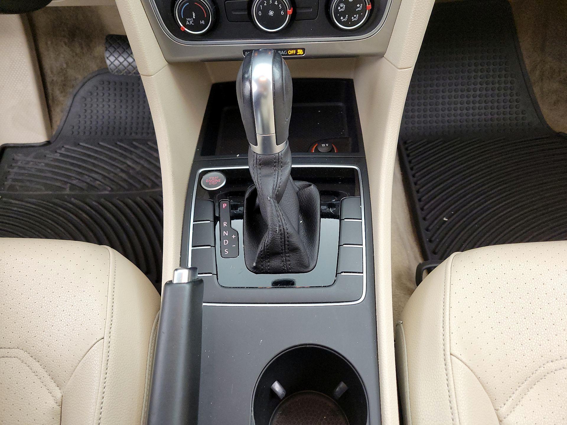 Thumbnail: 2015 Volkswagen Passat - 17