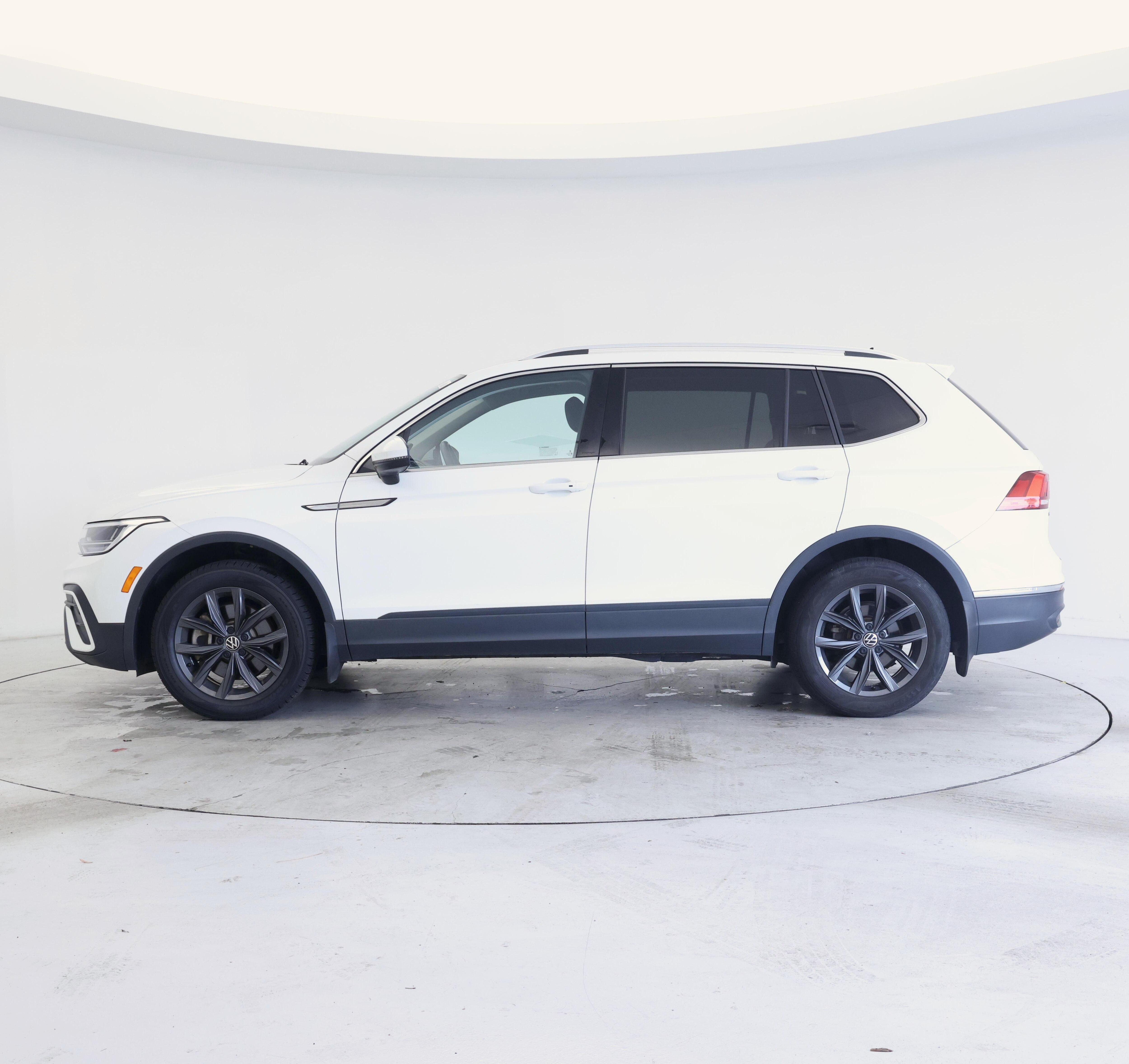 Thumbnail: 2022 Volkswagen Tiguan - 3