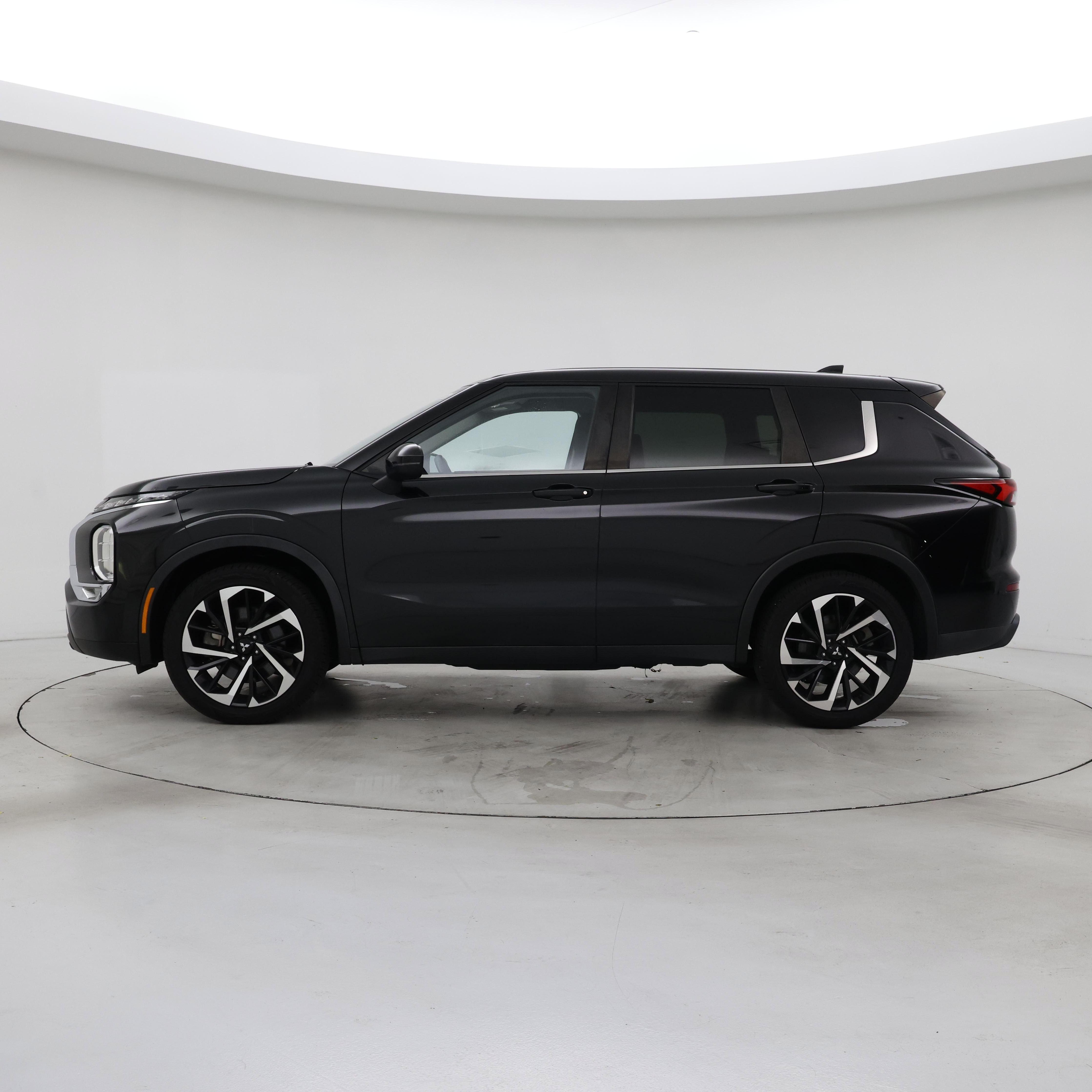 Thumbnail: 2022 Mitsubishi Outlander - 3