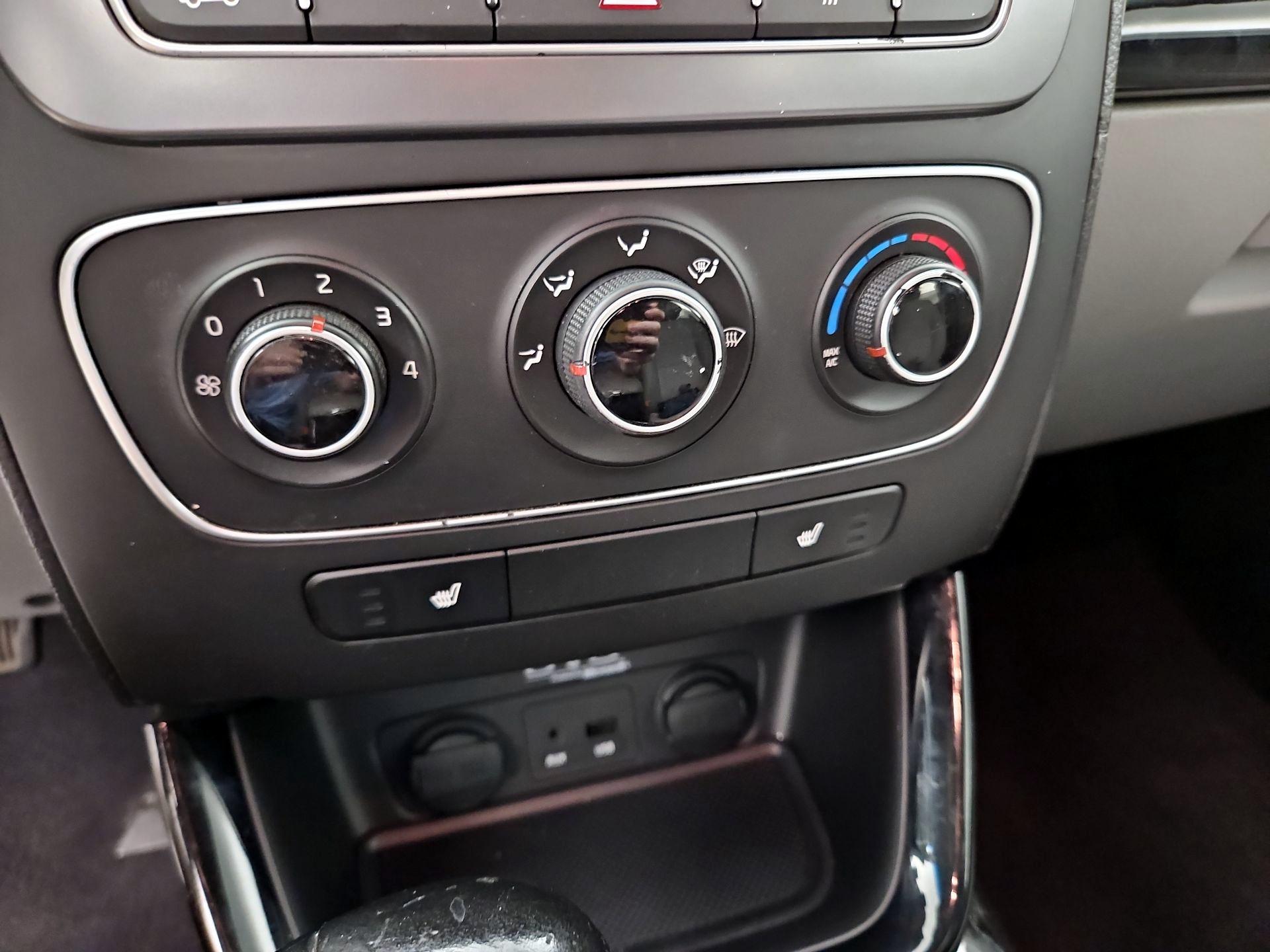 Thumbnail: 2014 Kia Sorento - 16