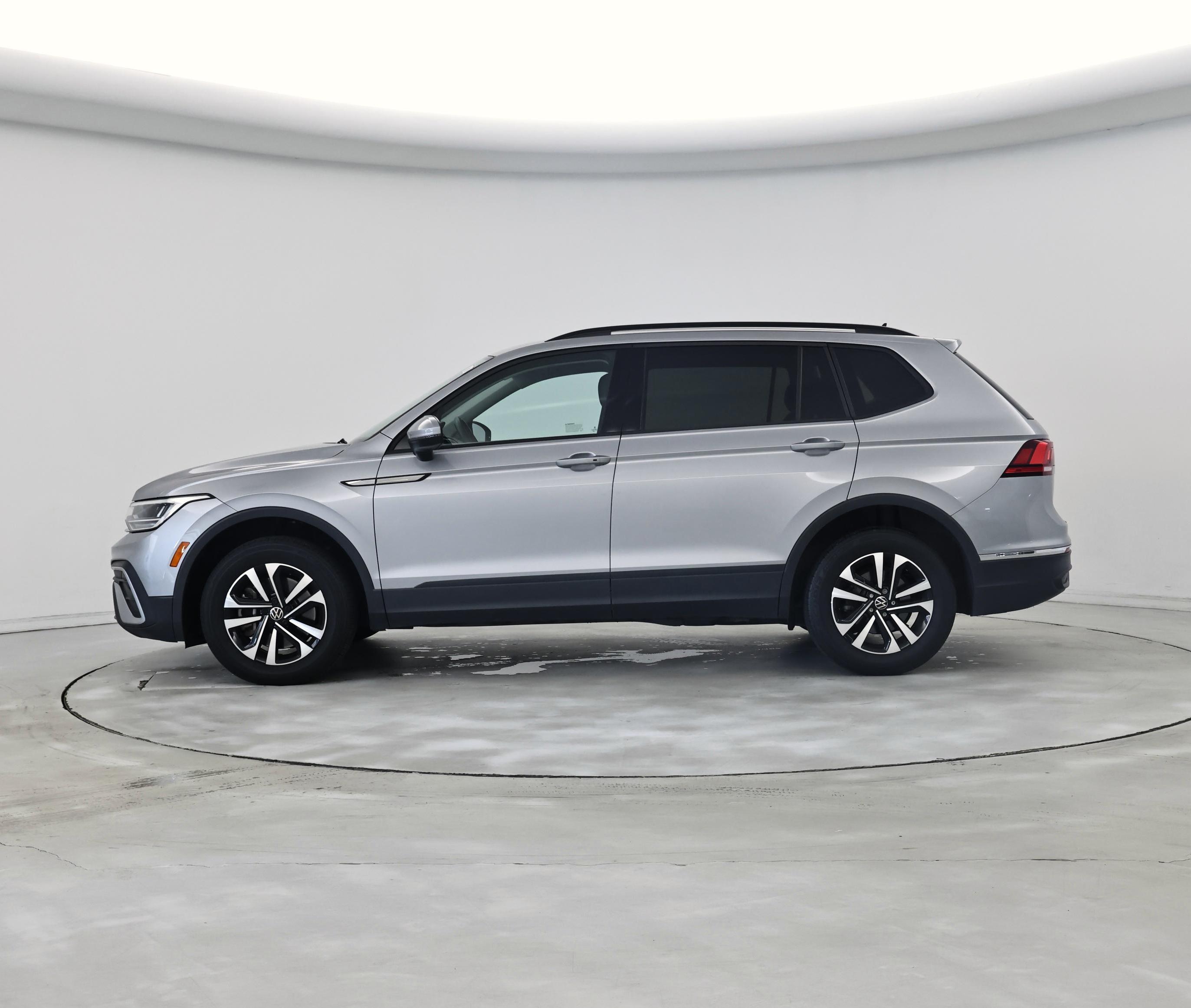 Thumbnail: 2022 Volkswagen Tiguan - 3