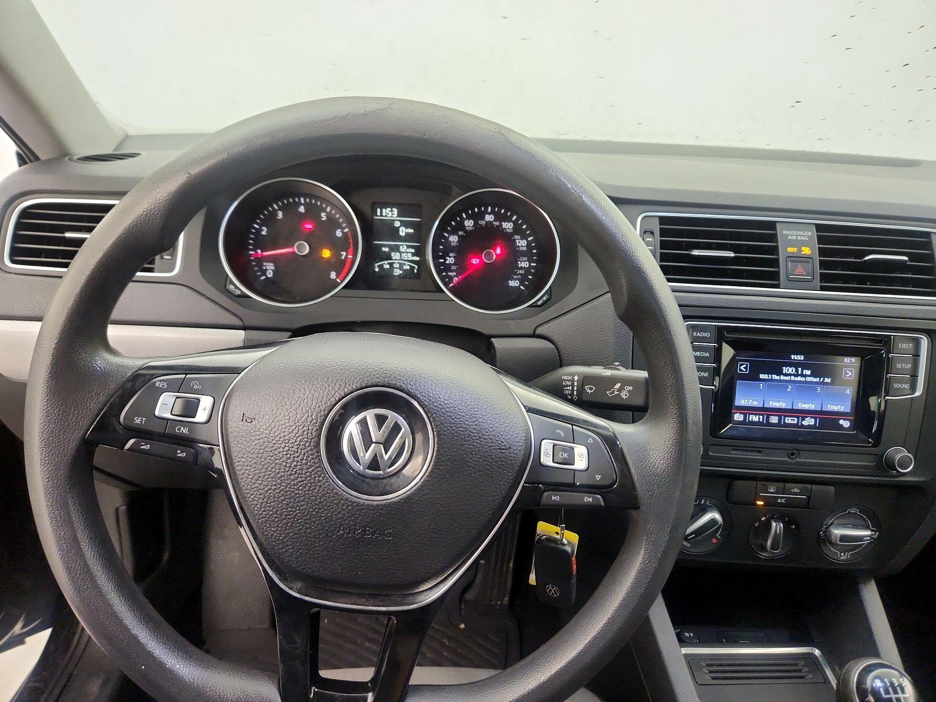 Thumbnail: 2017 Volkswagen Jetta - 9