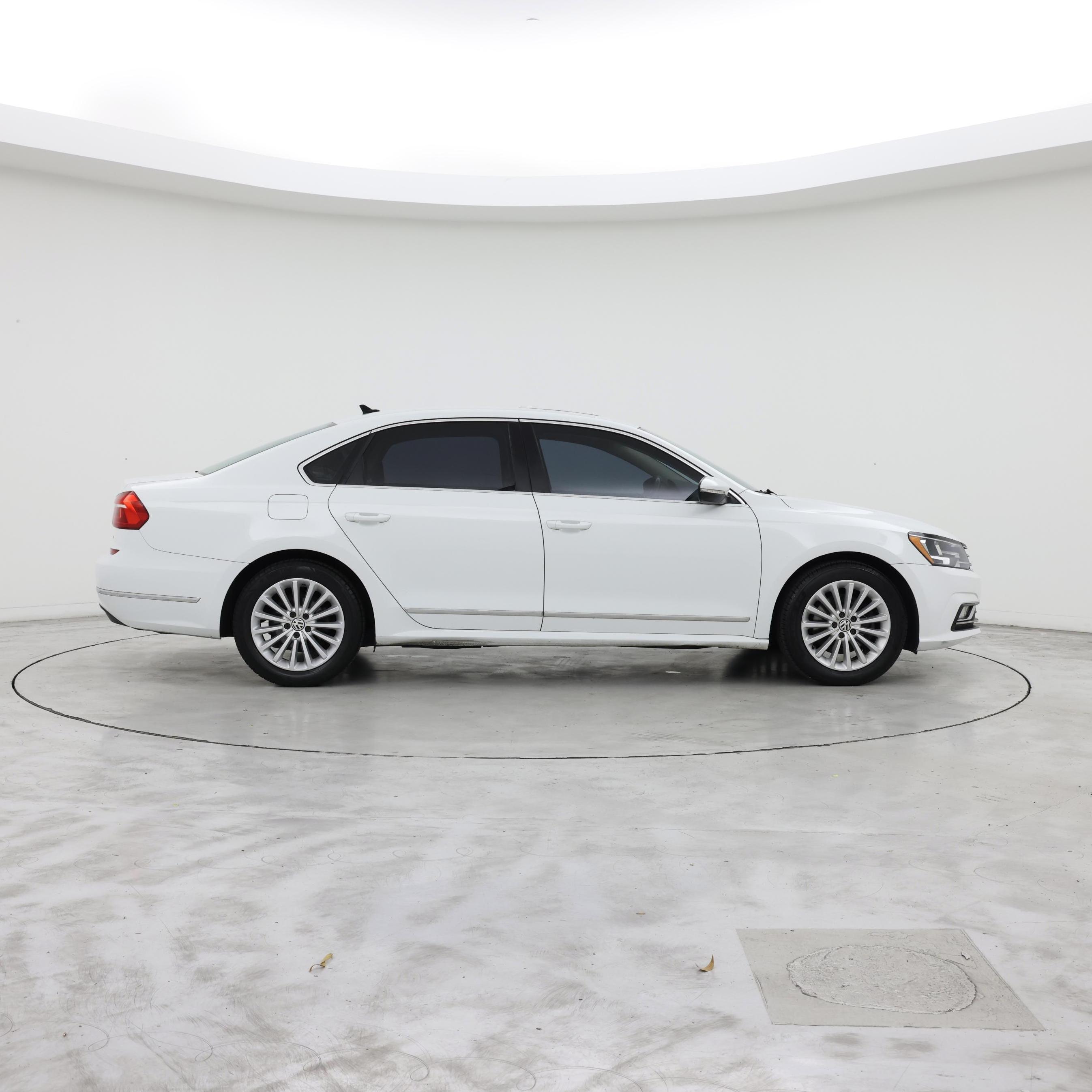 Thumbnail: 2016 Volkswagen Passat - 7