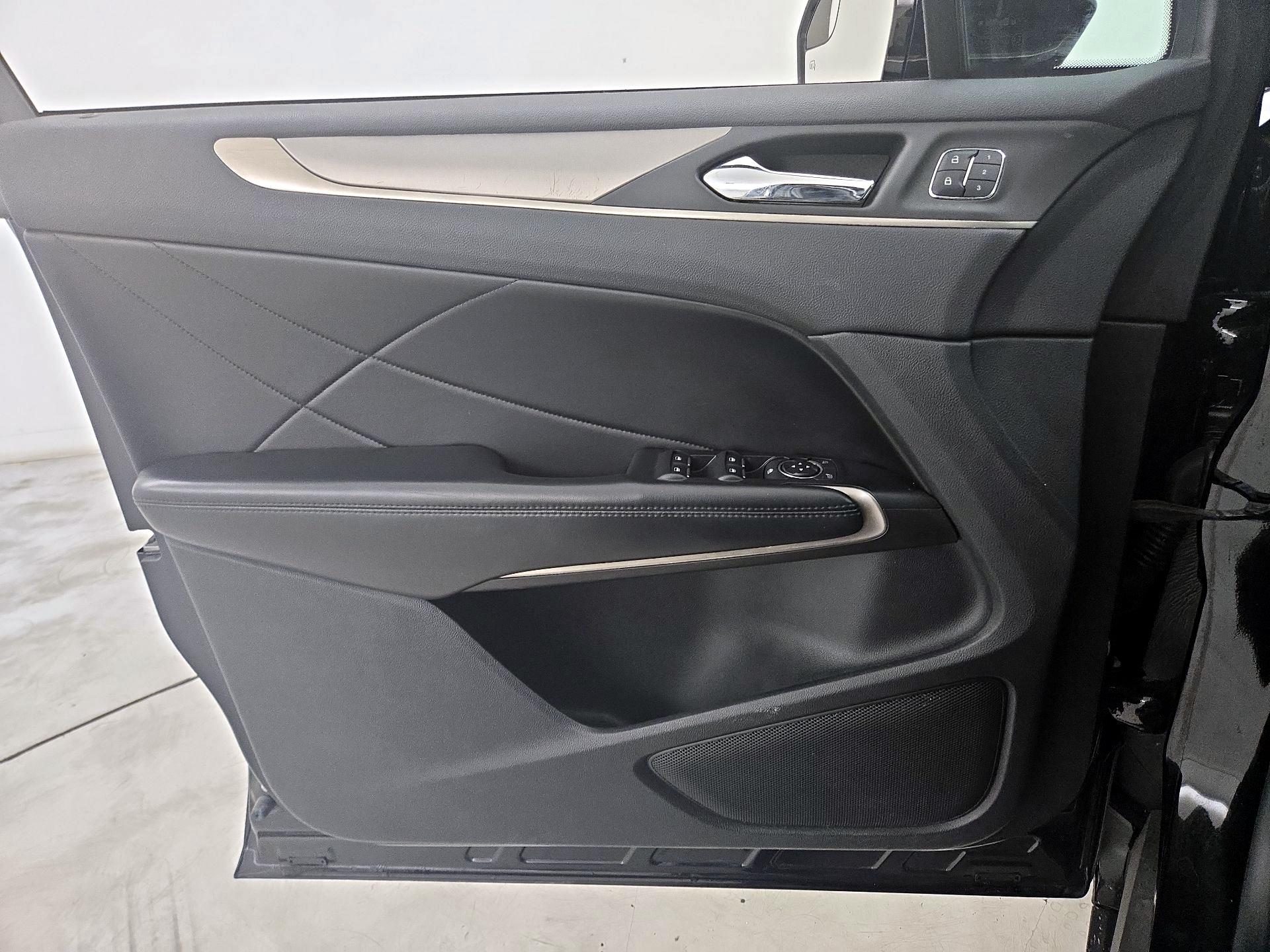 Thumbnail: 2017 Lincoln MKC - 12