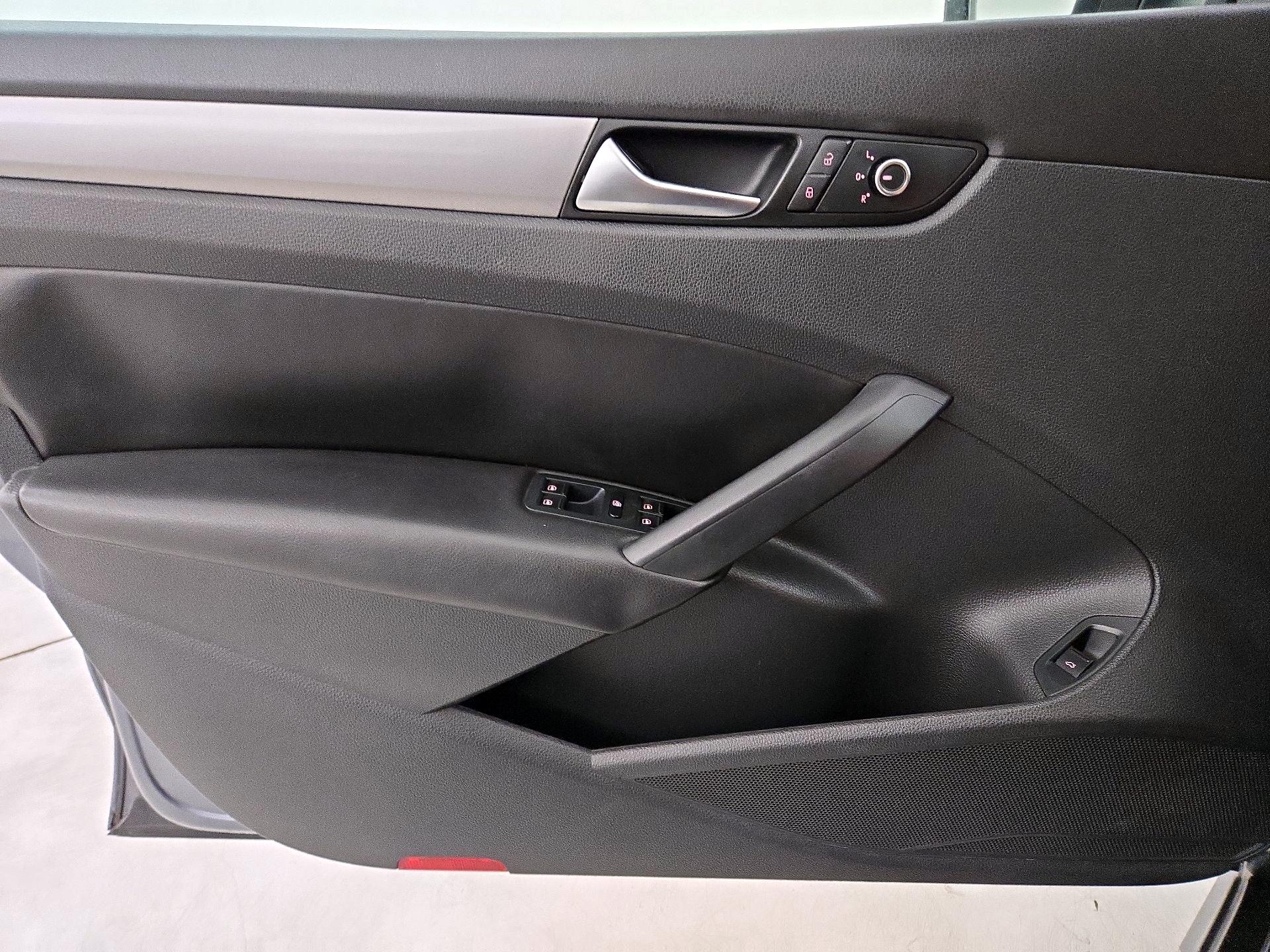 Thumbnail: 2015 Volkswagen Passat - 12