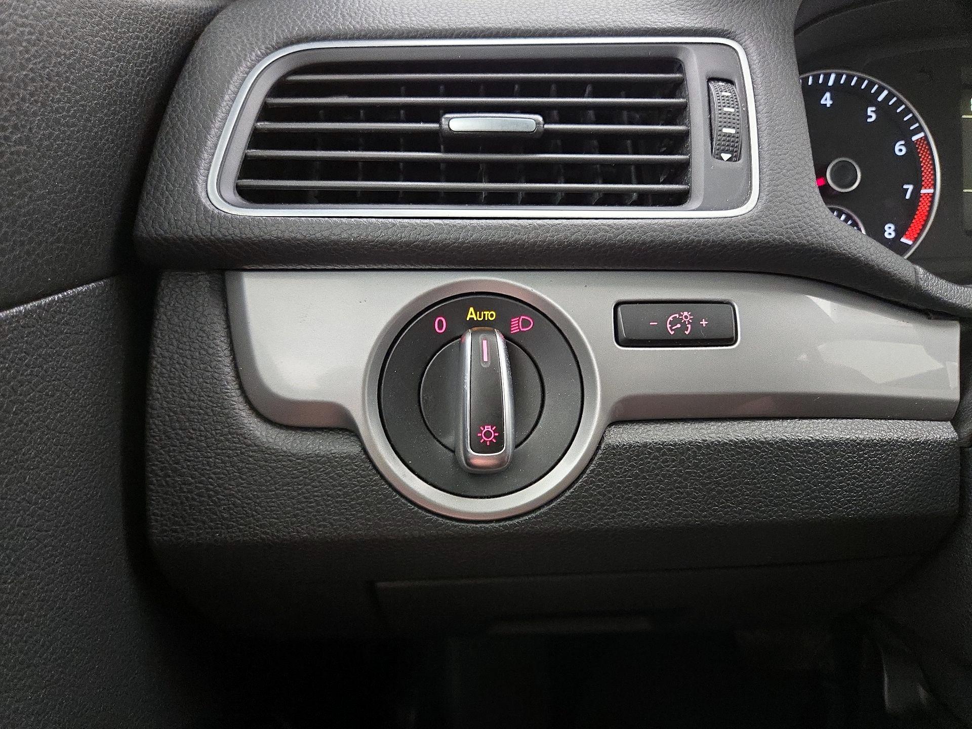 Thumbnail: 2015 Volkswagen Passat - 13