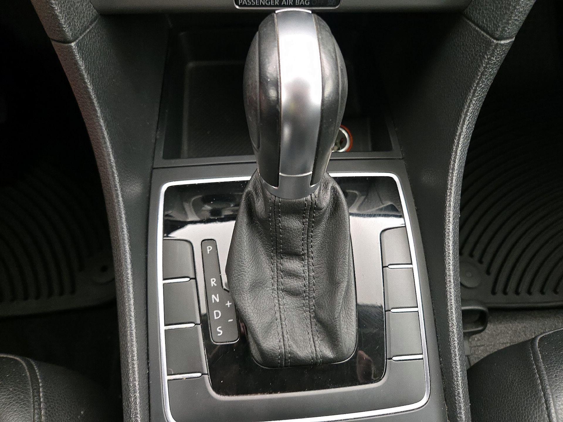 Thumbnail: 2015 Volkswagen Passat - 16