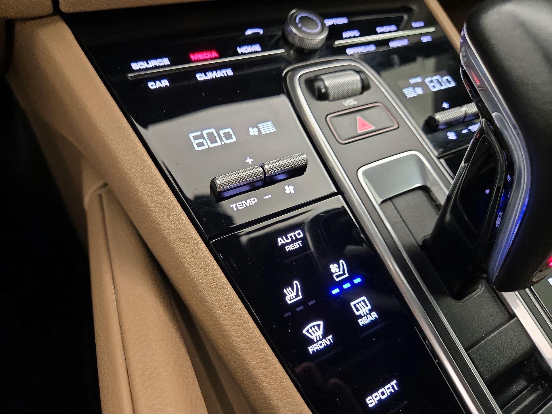 Thumbnail: 2020 Porsche Cayenne - 17