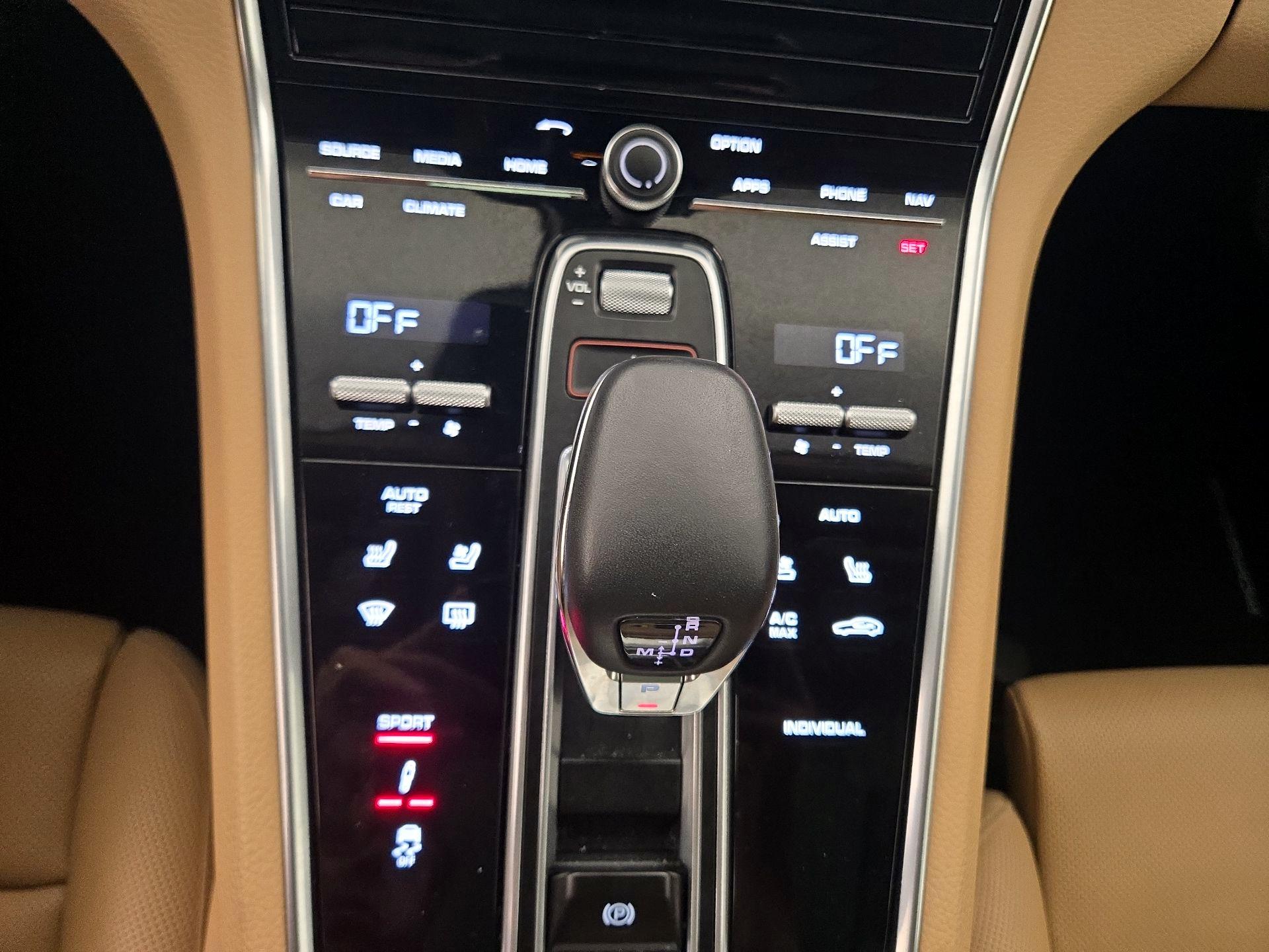 Thumbnail: 2020 Porsche Panamera - 17