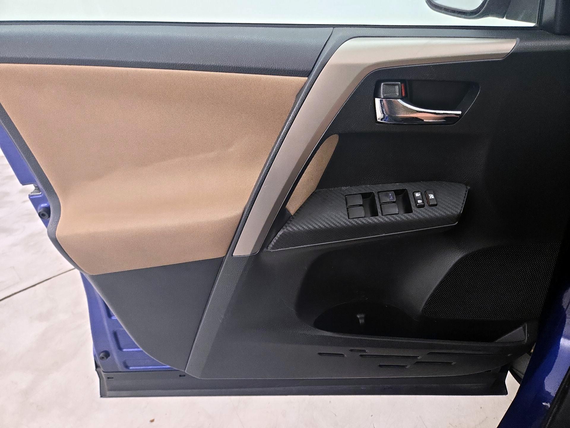 Thumbnail: 2015 Toyota RAV4 - 12