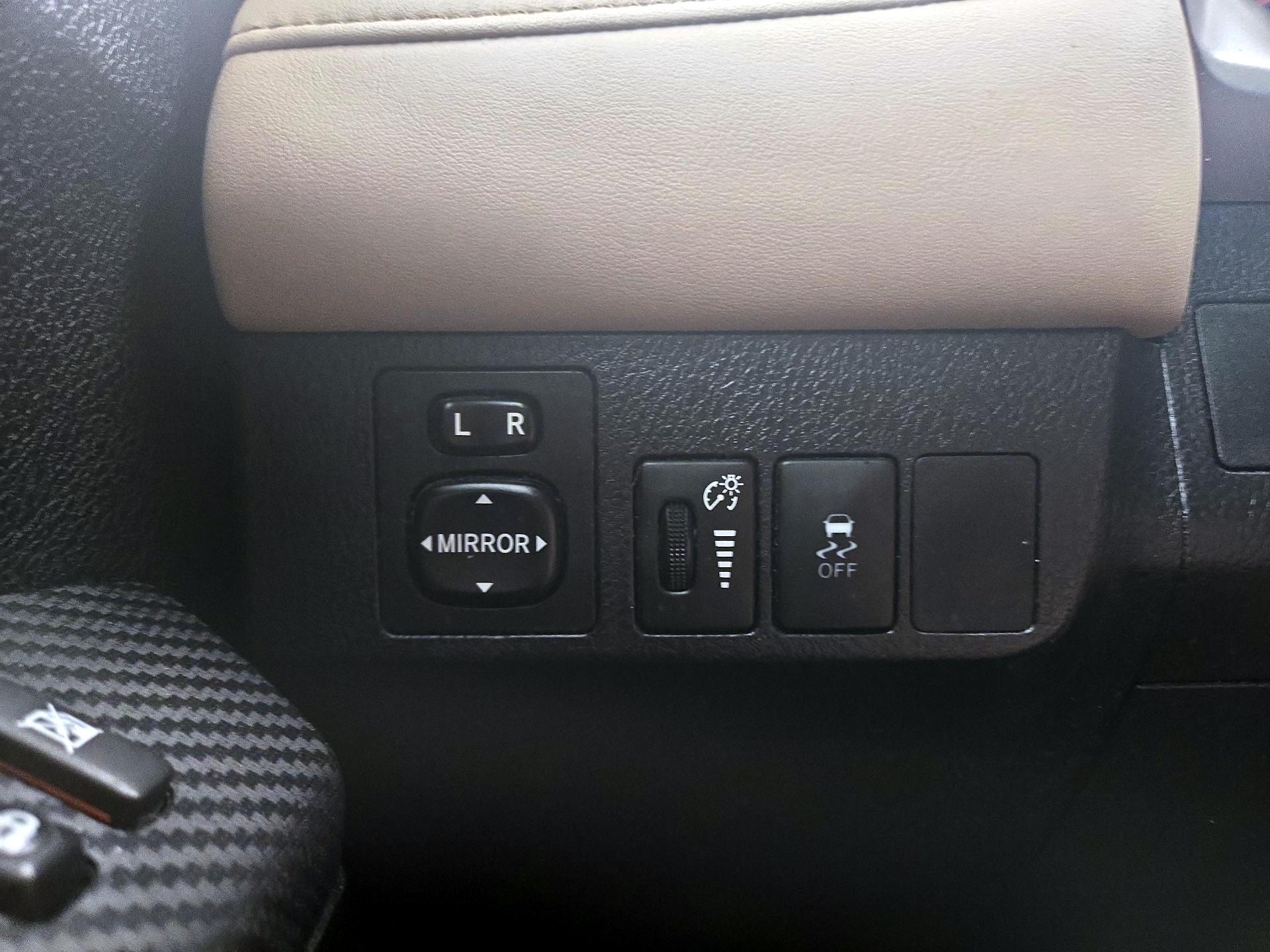 Thumbnail: 2015 Toyota RAV4 - 13