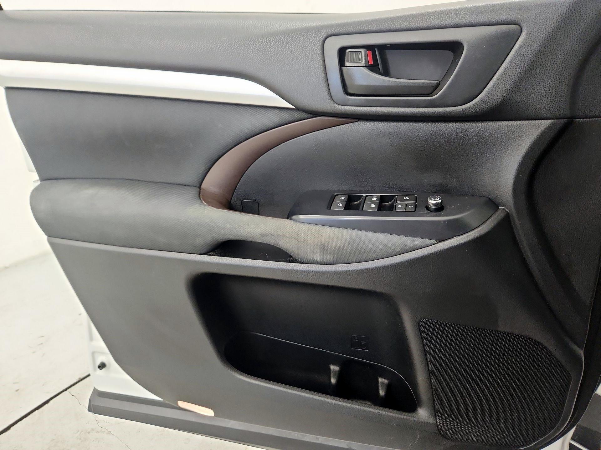 Thumbnail: 2019 Toyota Highlander - 12