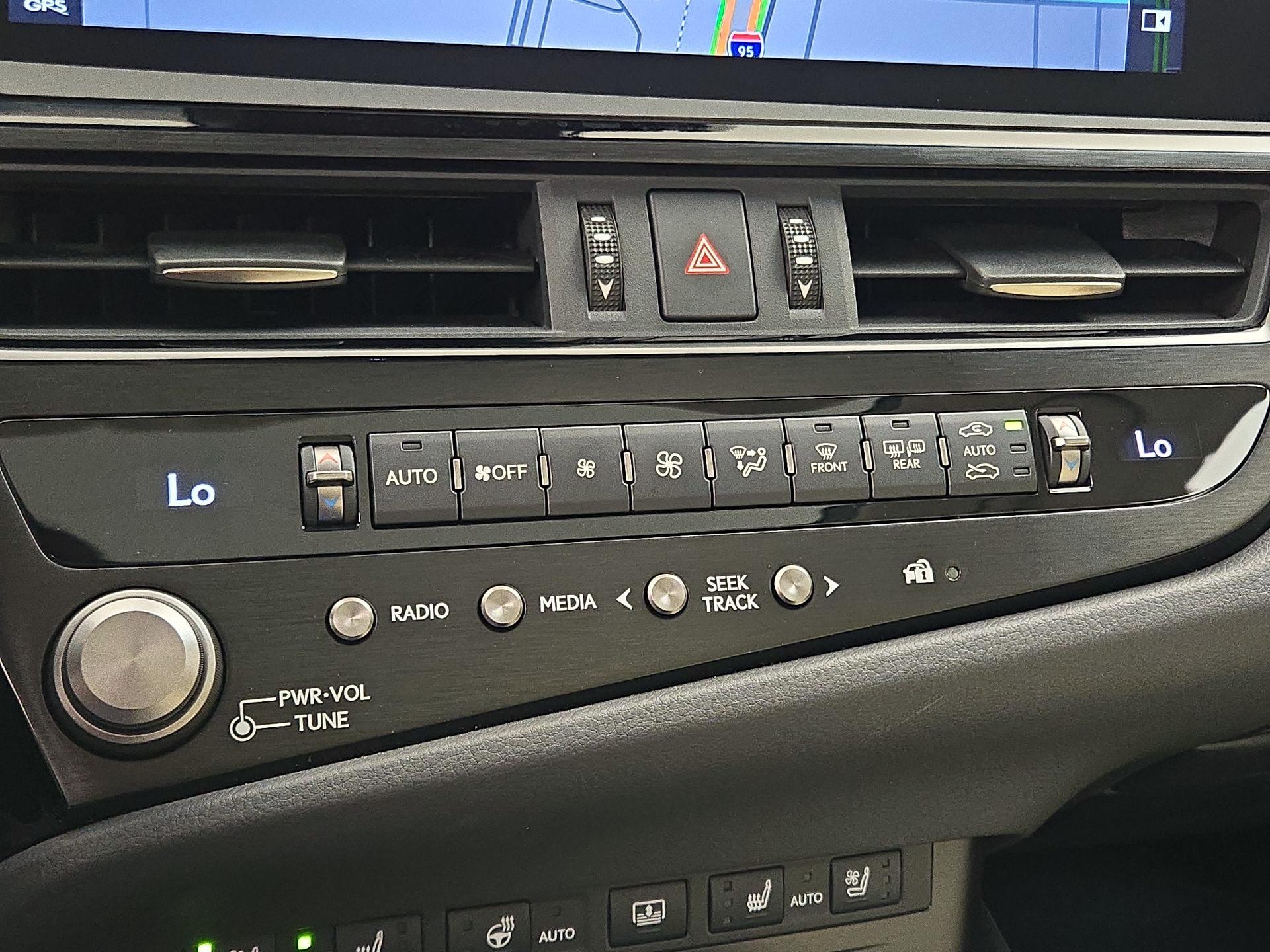 Thumbnail: 2022 Lexus ES - 17