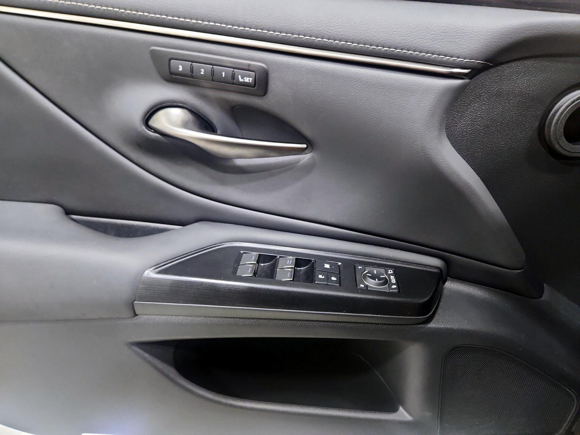 Thumbnail: 2021 Lexus ES - 12