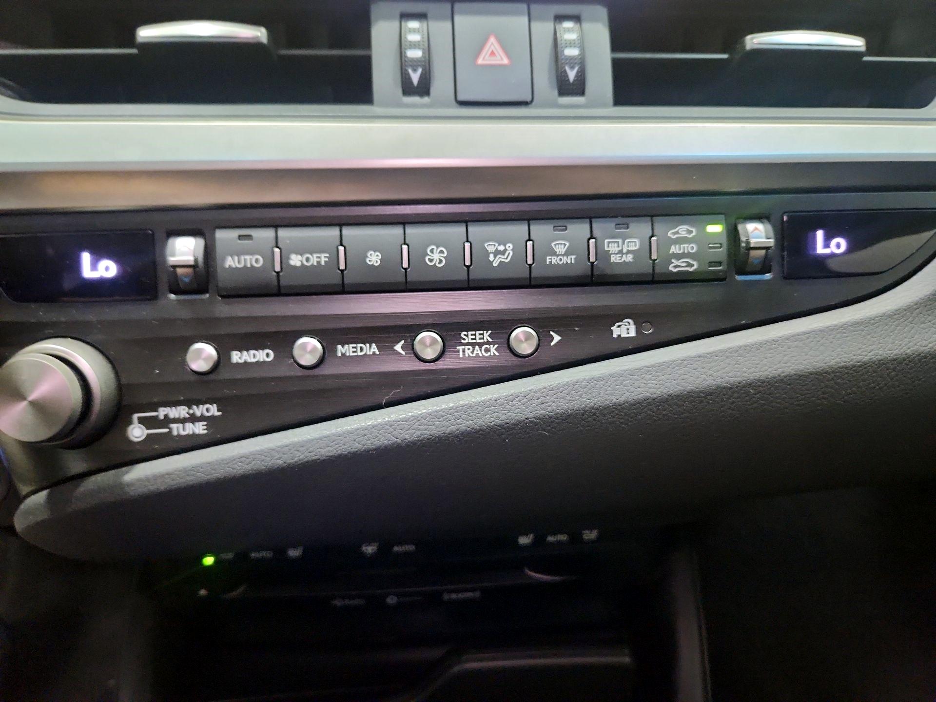 Thumbnail: 2021 Lexus ES - 16